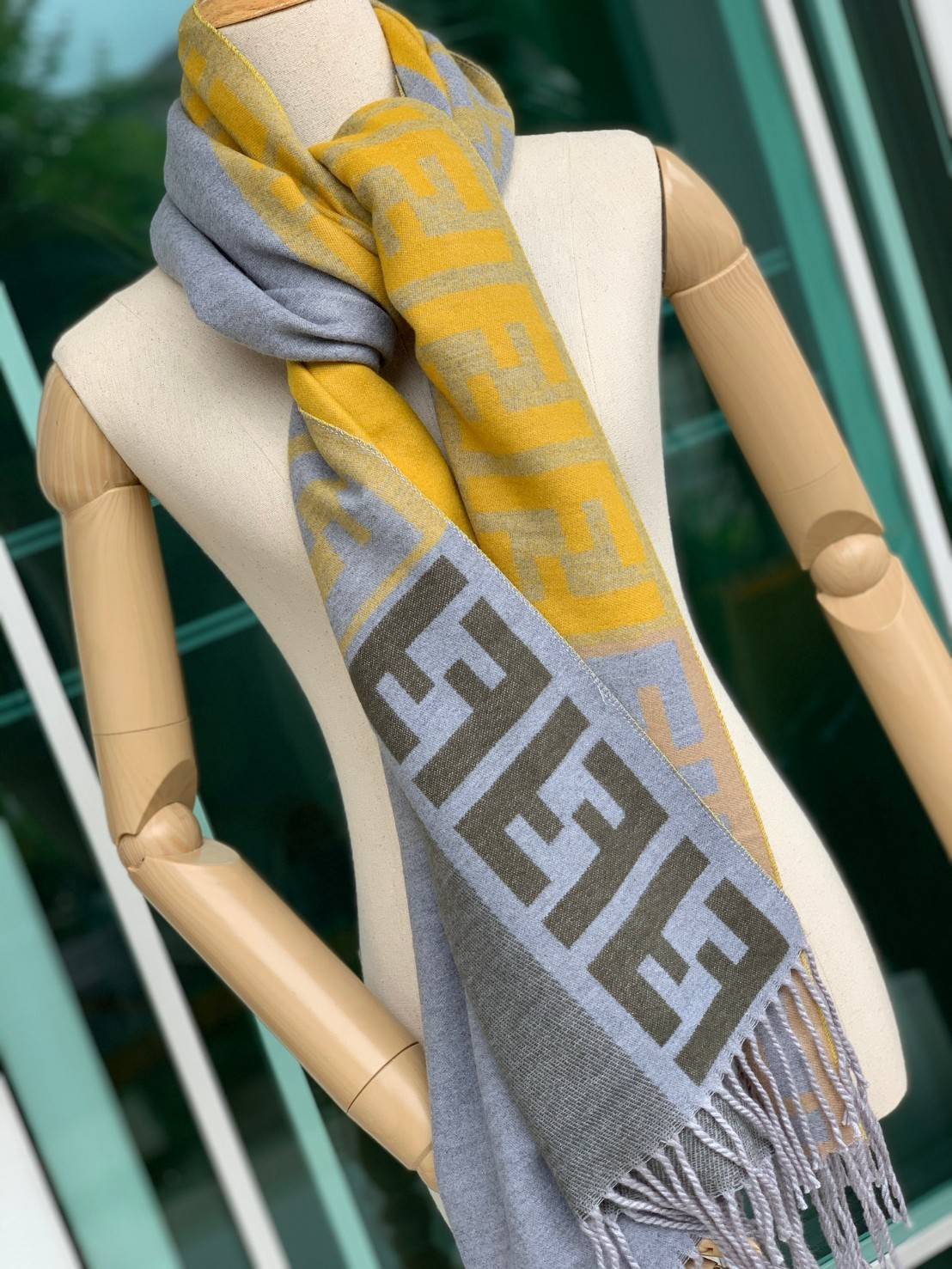 Fendi Scarves For Women’s Accessories Scarf แบรนด์แฟชั่นชั้นนำจากอิตาลี ส่งมอบความรู้สึกดีๆให้กับคนที่คุณรัก ในรูปแบบผ้าพันคอและผ้าคลุมไหล่ผืนใหญ่เพิ่มความอบอุ่น ถักทอด้วยผ้าcashmere เนื้อผ้านิ่ม สัมผัสนุ่มมือ ทอลายในตัว สีและลายคมชัด เหมาะสำหรับเป็นของฝา