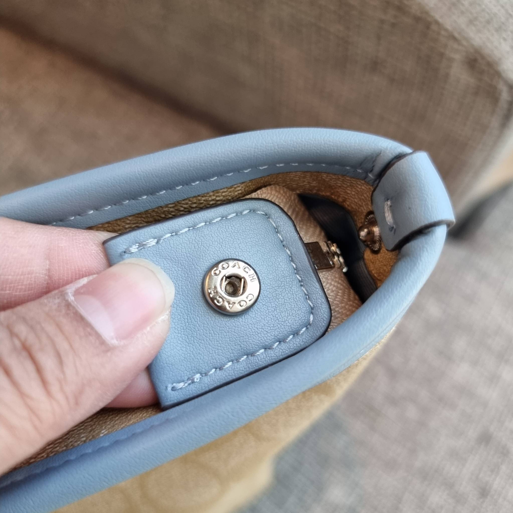 OUTLET 】COACH F58292 CITY ZIP TOTE IN SIGNATURE 16" รุ่นขายดี!! ไซส์ใหญ่ สีสวยมาให้แบบจัดเต็ม!! กระเป๋าถือทรงโท้ทใบใหญ่ สวยน่าใช้ทุกสี สะพายคล้องไหล่ได้เก๋ๆ จุของแน่นๆไปเลยจ้า!! วัสดุหนังแคนวาสคุณภาพ ปากกระเป๋าเปิด-ปิดด้วยซิป กันของหล่นได้ ถือไปไหนก็