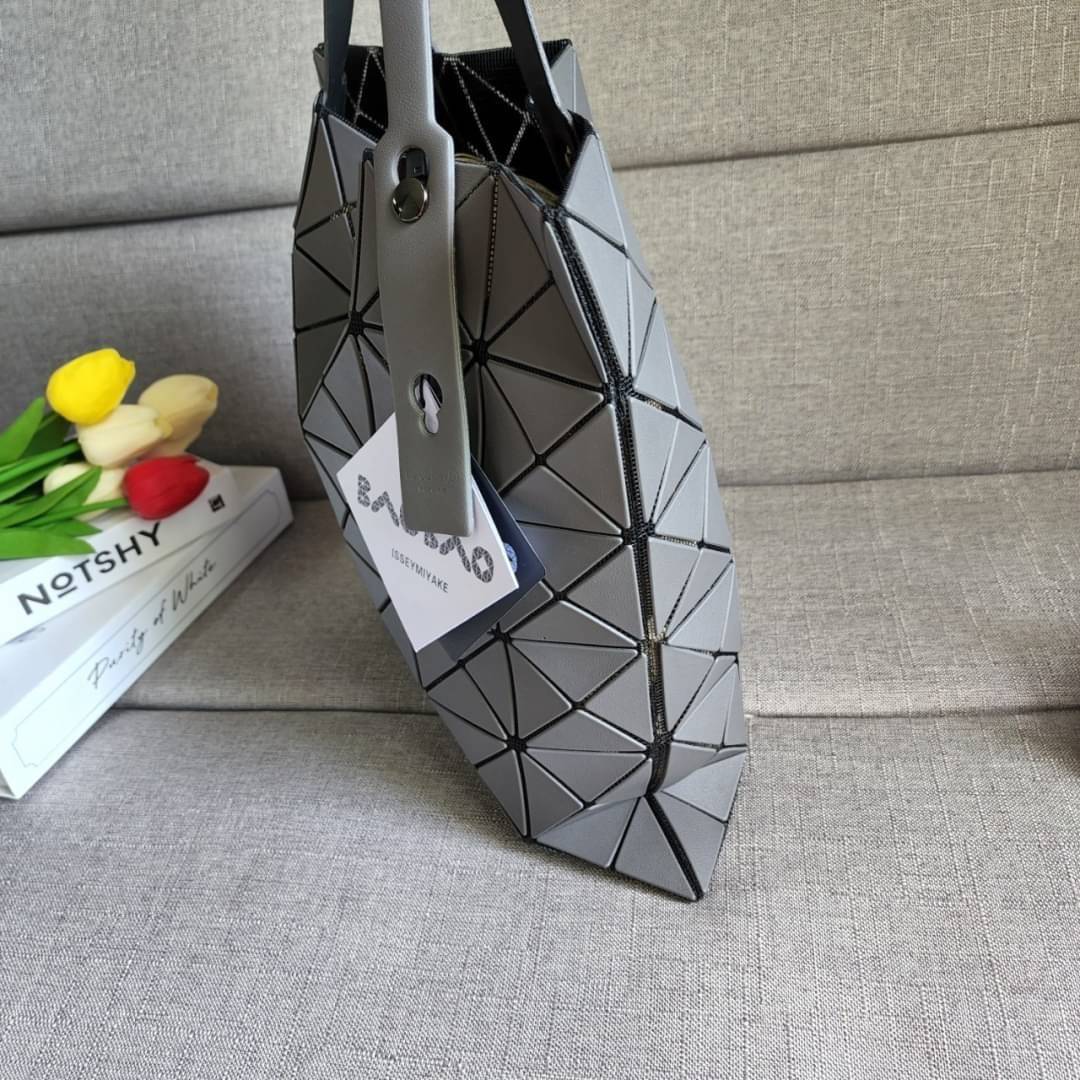 BAO BAO ISSEY MIYAKE LUCENT ONE-TONE กระเป๋า Bao Bao จากแบรนด์ดัง Issey Miyake แบรนด์แฟชั่นจากประเทศญี่ปุ่น ซึ่งมีสินค้ามากมายไม่ว่าจะเป็นเสื้อผ้า นาฬิกา น้ำหอม และที่ขาดไม่ได้นั่นก็คือ กระเป๋า Bao Bao ที่มีความพิเศษในเรื่องของวัสดุและดีไซน์ที่ครองใจสถาปน