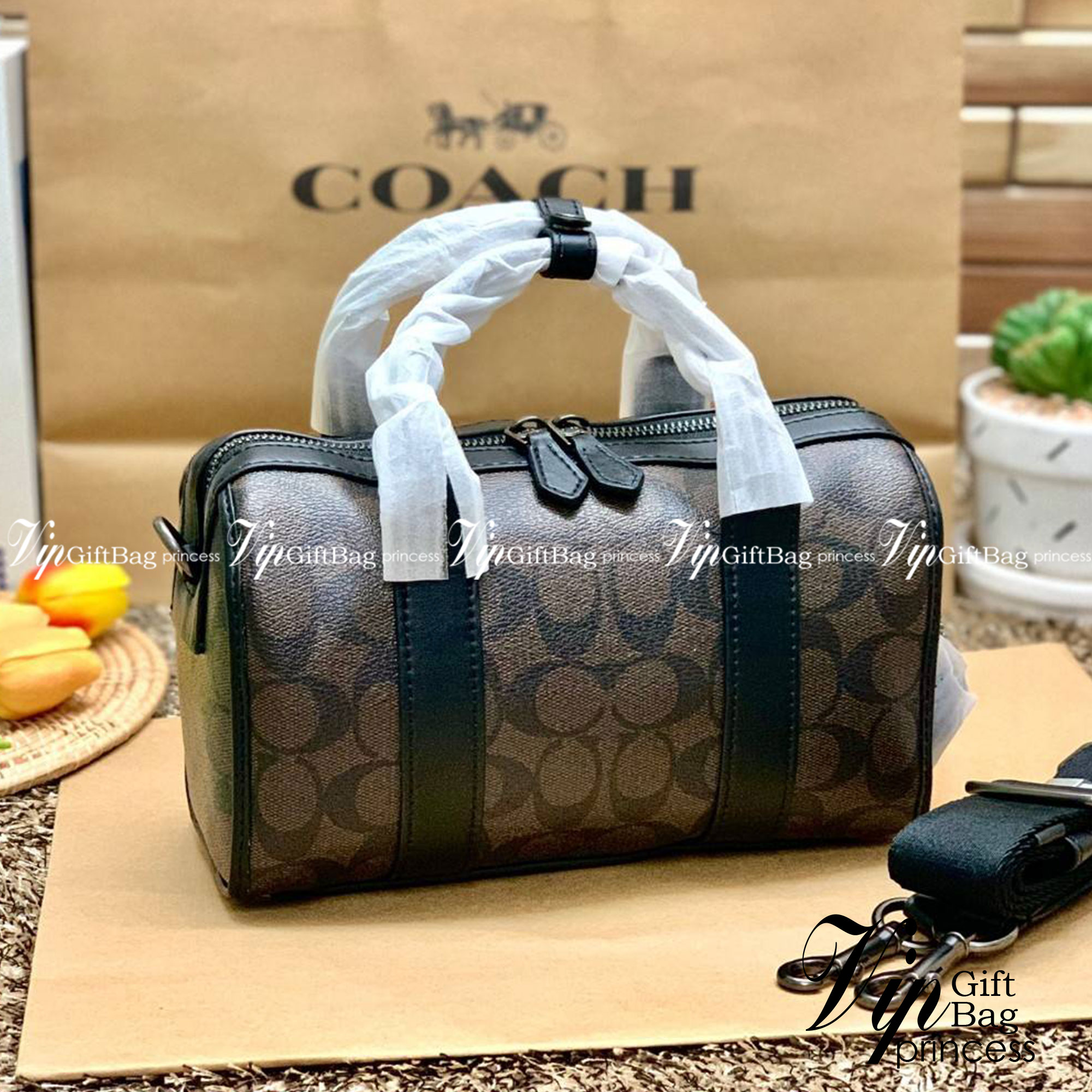 COACH GOTHAM DUFFLE 24 IN SIGNATURE CANVAS CA186 พร้อมส่ง กระเป๋าทรงหมอนรุ่นใหม่บ่าสุดปี 2022 รุ่นนี้สามารถใช้ได้ทั้งชาย//หญิง หนังแท้อย่างดี นิ่มทรงสวย มากๆค่ะ เปิด-ปิดกระเป๋าแบบซิปคู่ด้านบนมีกระดุมรวบหูหิ้วให้ด้วยนะคะ ภายในกระเป๋าสามารถใส่สัมภาระที่จำเป
