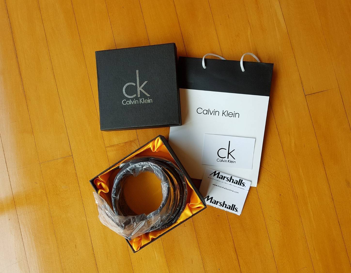 Calvin Klein Men's Belt Gift Set ชุดเข็มขัดสำหรับคุณผู้ชาย วัสดุหนังเรียบ นิ่ม คุณภาพดี ดีไซน์เรียบเท่ห์ หัวเข็มขัดดีไซน์ตัวอักษร CK สีรมดำ สายสลับใช้ได้ 2 ด้านไม่จำเจ 2 in 1ไม่ว่าจะแต่งกาย สไตล์ลำลองหรือทางการเอาอยู่ทุก look ค่ะ ราคาสุดคุ้ม มาพร้อมก