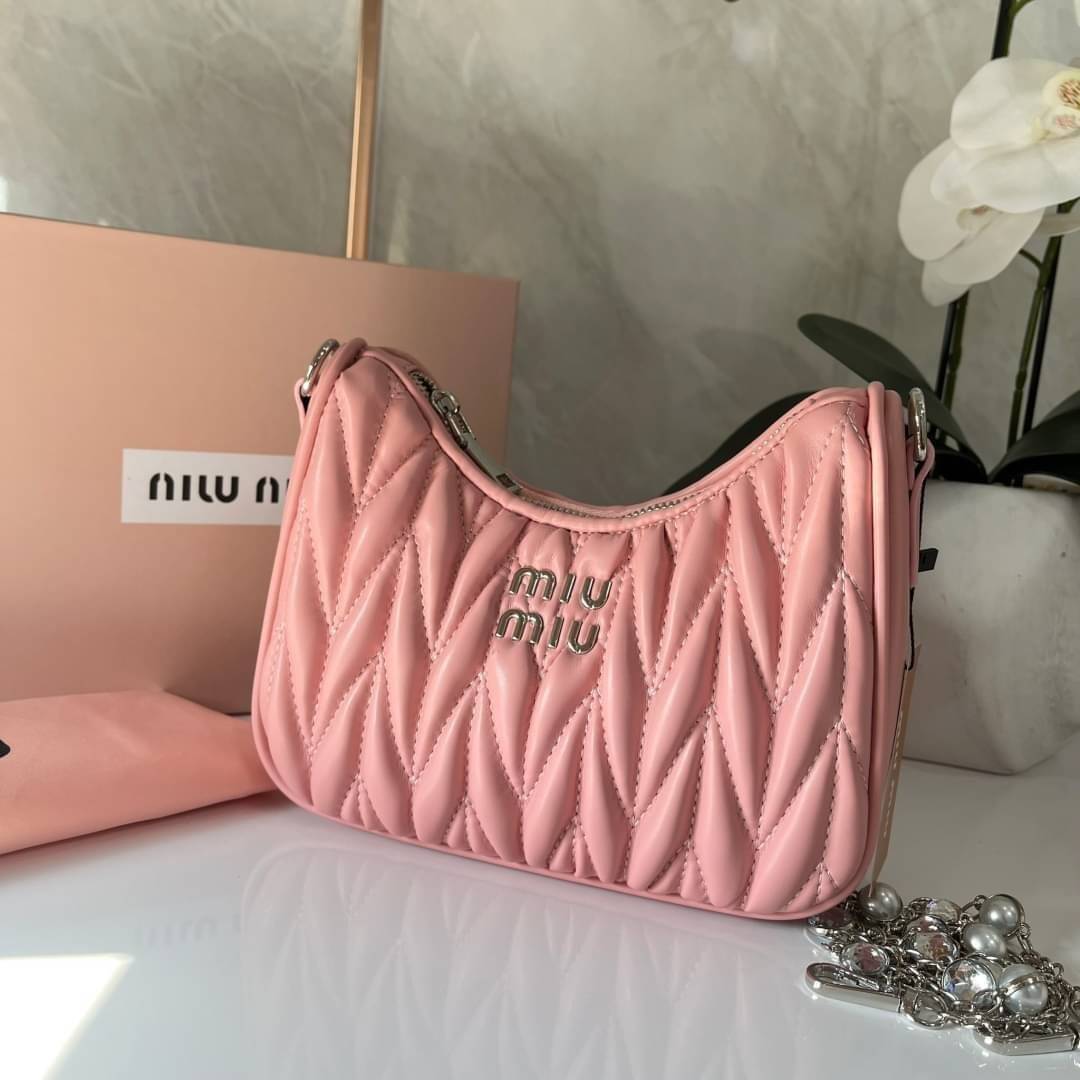 MIU MIU matelasse nappa leather shoulder bag กระเป๋าสะพายข้าง สายสะพายประดับไข่มุกและคริสตัล ให้ความละมุม ลุคคุณหนูน่ารักสุดๆคะ