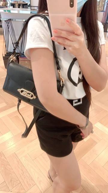 COACH SMALL JADE SHOULDER BAG [F91105,90782] กระเป๋าสะพายไหล่ ดีไซน์วินเทจย้อนยุค สวยคมชัด คลาสสิคใช้ได้ทุกลุค วัสดุหนัง pepble ทนทาน เปิด-ปิดด้วยฝาคาดโลโก้ พร้อมแถบแม่เหล็กในตัว รับรองแน่นหนา ด้านหลังมีช่องซิปให้ ภายในเป็นช่องโล่ง ขนาดกำลังดี ใช้งานง่าย 