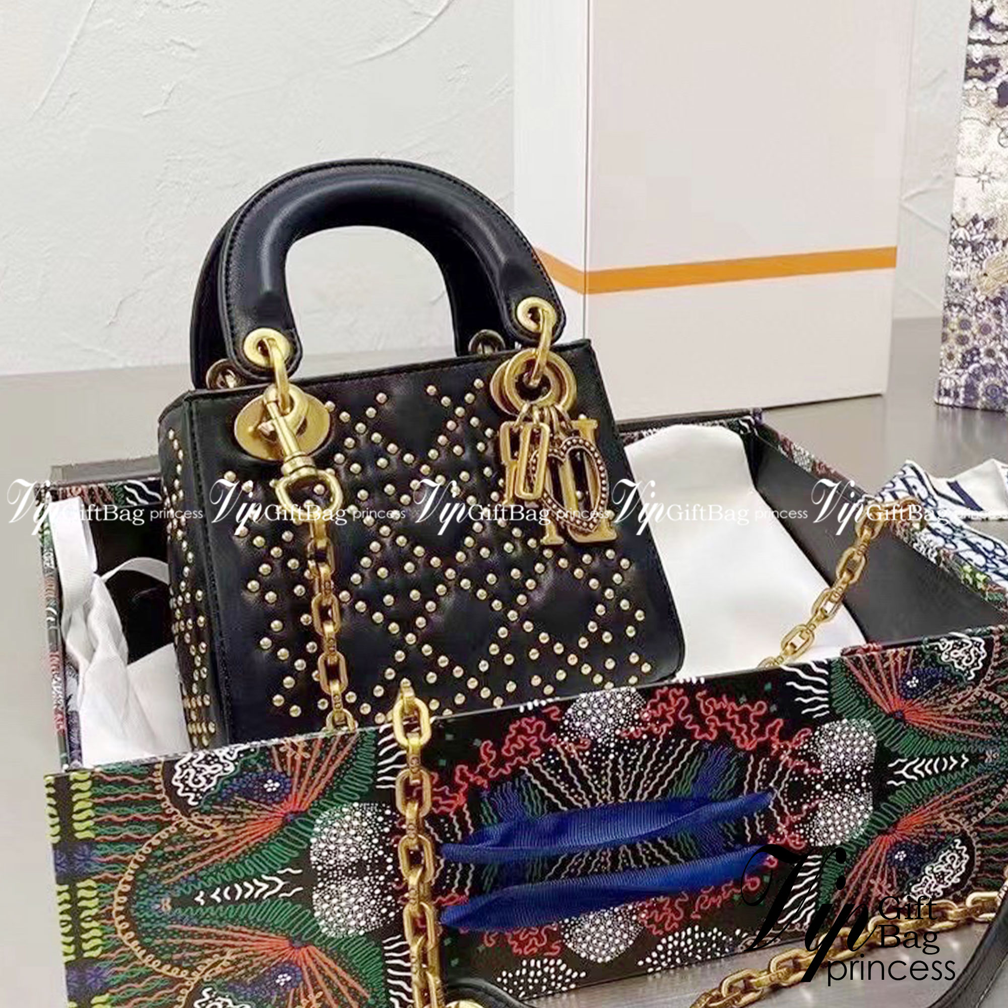 Dior bag Lady rhombus three grid diana bag / DIOR CD MINI LADY STUDDED BAG กระเป๋าสะพายข้างไซส์มินิสุดฮอต คลาสสิคตลอดกาล งานสวยเป๊ะ จะถือออกงานหรูๆ คุณหนูๆ ก็เริ่ด จะหิ้วเป็น everyday bag ก็เก๋สุดๆ ค่ะ