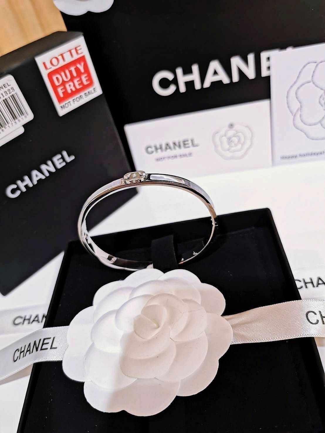 CHANEL BANGLE BRACELET VIP สุดเลอค่า ไอเท็มหายากชวนสะสมดีไซน์สวยคลาสสิคเลอค่า ไอเท็มแบบนี้นานๆจะหลุดมาให้ช้อปจะซื้อใช้เองหรือมอบเป็นของขวัญก็เลิศหรูดูดี สินค้ามาใน Original Package ไอเท็มหายากห้ามพลาดค่ะ!