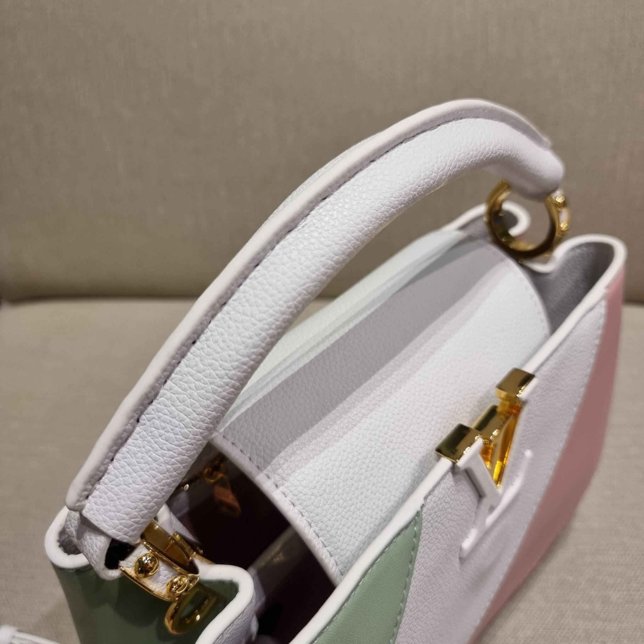 LV capucines top handle ที่สุดของความสวยในราคาเบาๆ กระเป๋าถือสุดหรู ดีไซน์ทรงคลาสสิค พร้อมลวดลายหรูหรา มาพร้อมหูจับในตัว ด้วยรูปทรงวินเทจและวัสดุหนังแท้ ขับผิว ทำให้ไอเท็มนี้สะกดทุกสายตาจริงๆ และยังมีลูกเล่นที่ฝาปิดกระเป๋า ที่สามารถปิด หรือสอดด้านใน ก็เห็