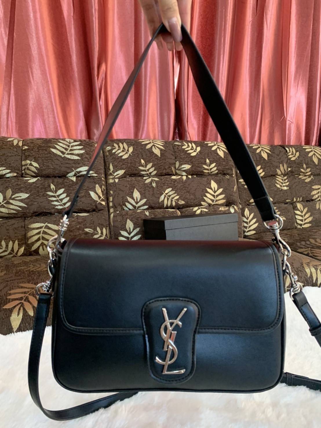 VIP 】YVES SAINT LAURENT YSL BAG VIP GIFT WITH PURCHASE (GWP) พรีเมี่ยมกิ้ฟ Limited Edition จาก YSL DUTY FREE COUNTER วัสดุหนังแกะสังเคราะห์ **หนังเรียบ อะไหล่เงิน น้ำหนักเบามากๆ ค่ะ สะพายไม่ปวดไหล่ ดีไซน์กระเป๋าประดับโลโก้แบรนด์ที่ด้านหน้า มาพร้อมสายสะพาย