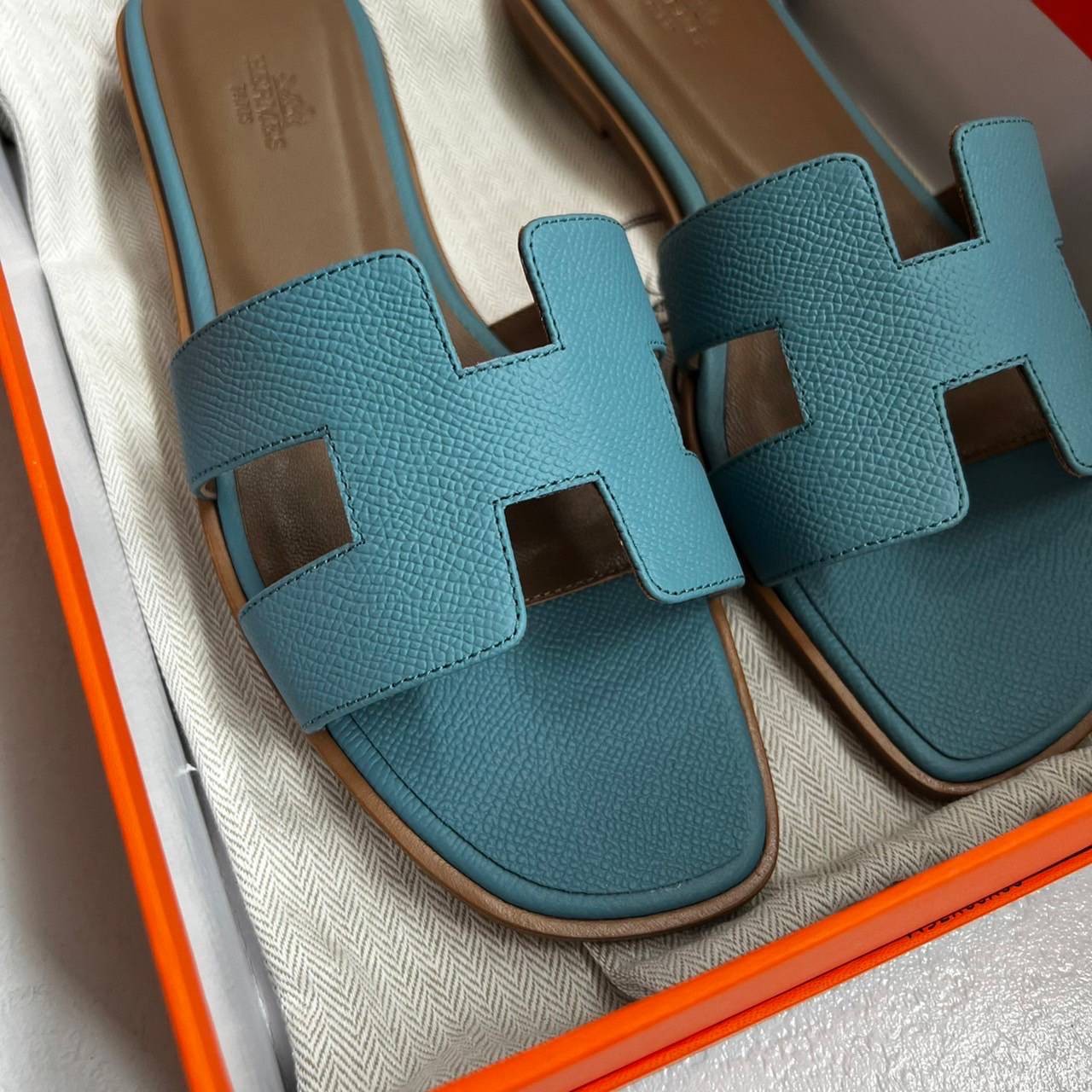 หนังแท้ Hermes sandal Epsom leather รองเท้าแตะงานสั่งตัตใช้สลับแท้ เกรดออริจินอล 1:1 เกรดเหมือนสุด มี series code ทุกคู่ งานตัดเย็บปราณีตละเอียด ใส่สบาย ไม่ลื่น ใช้ทนนาน เกรดนี้คุ้มมาก ไม่ผิดหวังค่ะ ภาพสินค้าถ่ายจากงานขายจริง ใช้งานต่างประเทศได้
