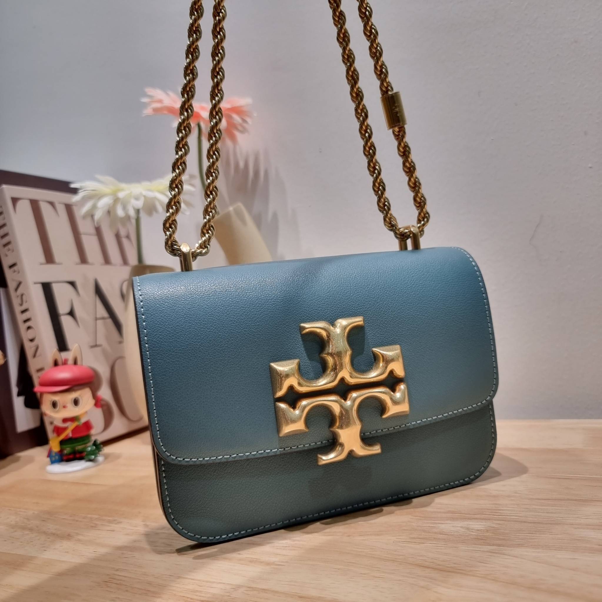Tory Burch Bag / TORY BURCH ELEANOR SMALL CONVERTIBLE SHOULDER BAG ฮอตไอเท็ม รุ่นนี้ขายดีขายหมด สวยหรู คุณหนู ผู้ดี!! หายากมากแล้วน้า กระเป๋าสะพายข้าง ดีไซน์อยู่ทรง ขนาดกำลังสะดวกใช้
