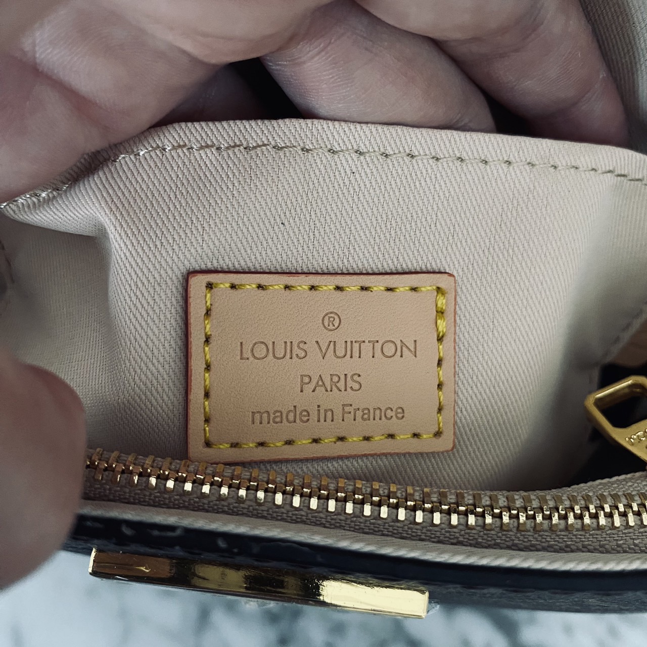 LV Cluny Mini Monogram Canvas Bag 20cm กระเป๋าถือใบเล็กแสนน่ารัก ลายโมโนแกรมแคนวาสสุดไอคอนิก พร้อมสายสะพายผ้าทรงสปอร์ต คอลขายดีตลอดกาล หูจับในตัว น้ำหนักเบา เป็นไอเท็มที่แมทช์ได้กับทุกสไตล์การแต่งตัว ราคาสุดคุ้ม