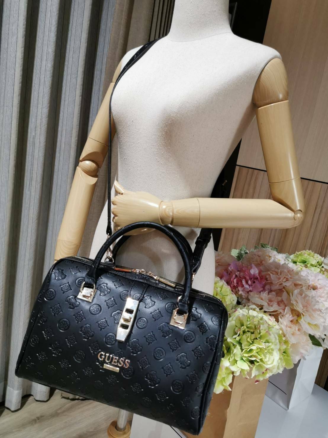 GUESS WOMEN’S SINGNATURE BOWLING BAG กระเป๋าสะพายทรง Bowling รุ่นใหม่จาก GUESS FACTORY หนังนิ่มสวยหรูอยู่ทรงปั้ม SINGNATURE BRAND รอบใบโดดเด่น ใบใหญ่กำลังดี น้ำหนักเบา ด้านหน้าประดับโลโก้ หูหิ้วเเข็งแรงพับลงได้ เปิดปิดด้วยซิปคู่สะดวกใช้ หัวซิปแบรนด์ ภายใน