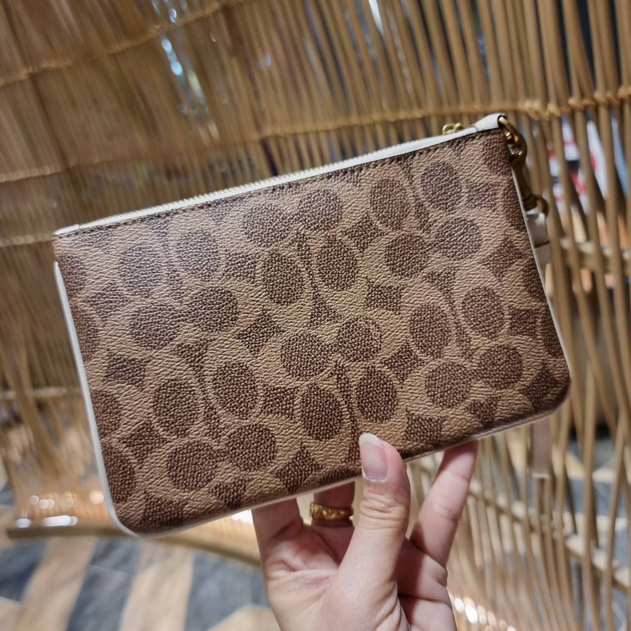 COACH 32445 SMALL WRISLET IN COLORBLOCK SIGNATURE CANVAS คอลเลคชั่นคัลเลอร์บล็อคสวยหรู ในรูปแบบกระเป๋าคล้องมือ ขนาดพกพา ไซส์กำลังสวยมากๆ พกง่ายไปเลยจ้า วัสดุหนังแคนวาส ตัดหนังแท้ ภายในโล่ง มีช่องใส่บัตร ตอบโจทย์สาวๆที่ไม่ชอบความพะรุงพะรัง พกใบนี้คือสะดวกส