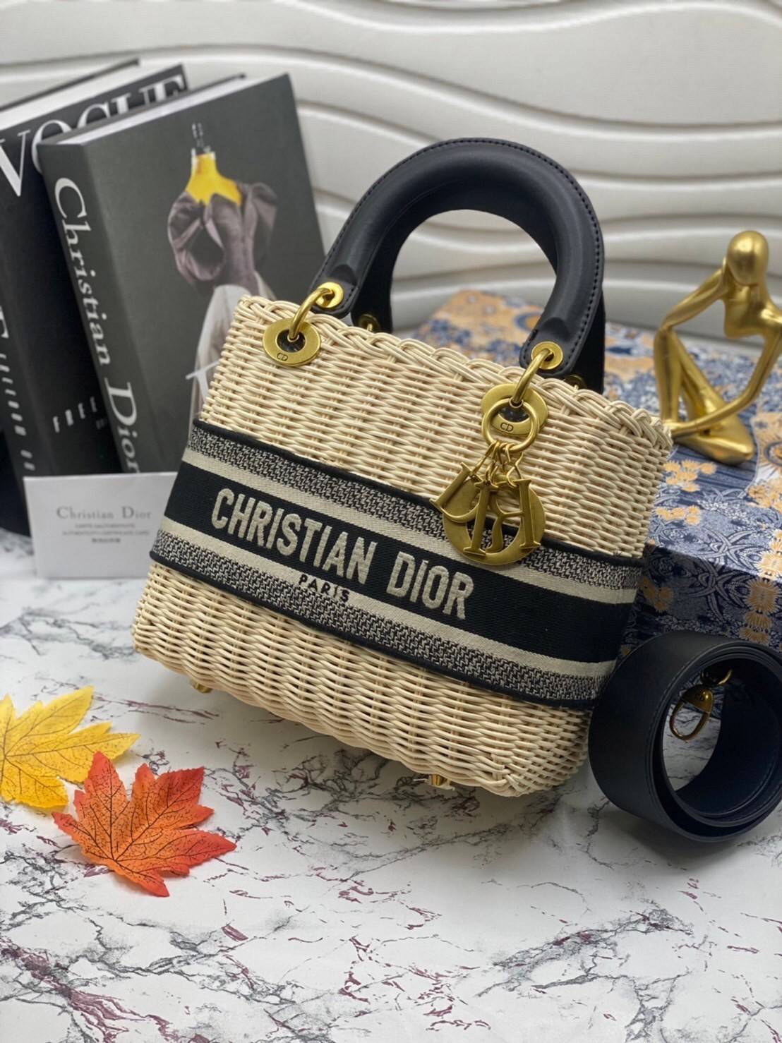 Medium Lady Dior Bag Natural Wicker and Dior Oblique Jacquard [Blue/Latte] เสน่ห์ที่สง่างาม พร้อมส่งที่ไทย ภาพสินค้าถ่ายจากงานขายจริง ใช้งานต่างประเทศได้ค่ะ