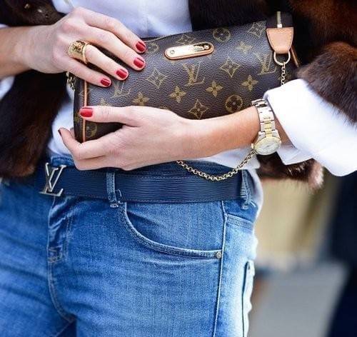 LV CROSSBODY CLUTCH BAG WITH CHAIN / LV Eva Clutch Crossbody Bag กระเป๋าสะพายวีไอพีพรีเมี่ยม วัสดุหนังแคนวาสคุณภาพ โลโก้เพลทอะไหล่ทอง คมชัด หรูหรา เปิด-ปิดกระเป๋าด้วยซิป ภายในเป็นช่องโล่ง ใส่ของใช้สำคัญได้สบายๆ มือถือ พาวเวอร์แบงค์ เครื่องสำอางค์ ของจุกจิ