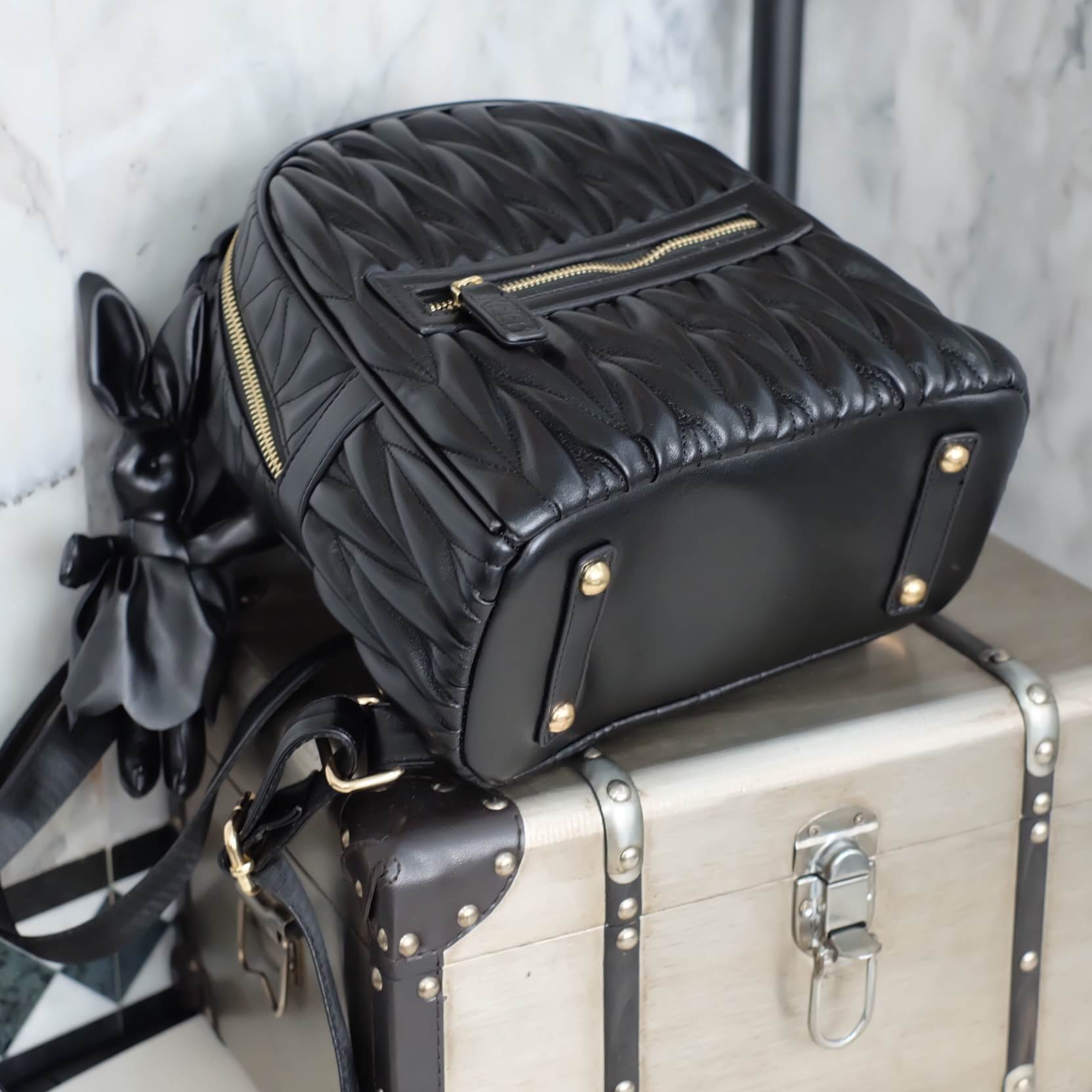 รุ่นใหม่ล่าสุดเลย ห้ามพลาดน๊า !!! งานหนังแท้ ทางร้านได้ รุ่นสุด Chic ทรง mini mini น่ารักๆ จากแบรนด์ KEEP มาฝากคะ (( สี classy black )) =>> กระเป๋า หนังแท้เนื้อดี ลายหนังชัด ทนทานคะ น้ำหนักเบา ดีไซด์ ทันสมัย เข้าได้กับทุกชุด =>> อะไหล่ทองตัดกั