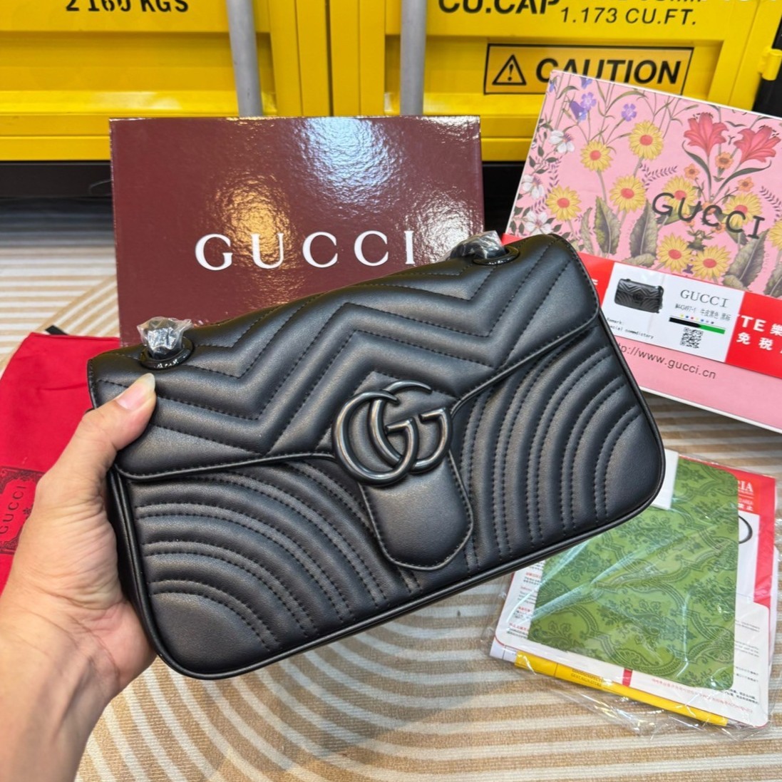 GUCCI GG Marmont medium shoulder bag 🖤 กระเป๋าสะพายข้างรุ่นคลาสสิค ดีไซน์ใหม่ อะไหล่ดำ สะพายขับผิว ดูแพง อัพลุคได้สบายๆ เปิด-ปิดด้วยตัวกดล็อคแน่นหนา ด้านหลังดีไซน์รูปหัวใจ