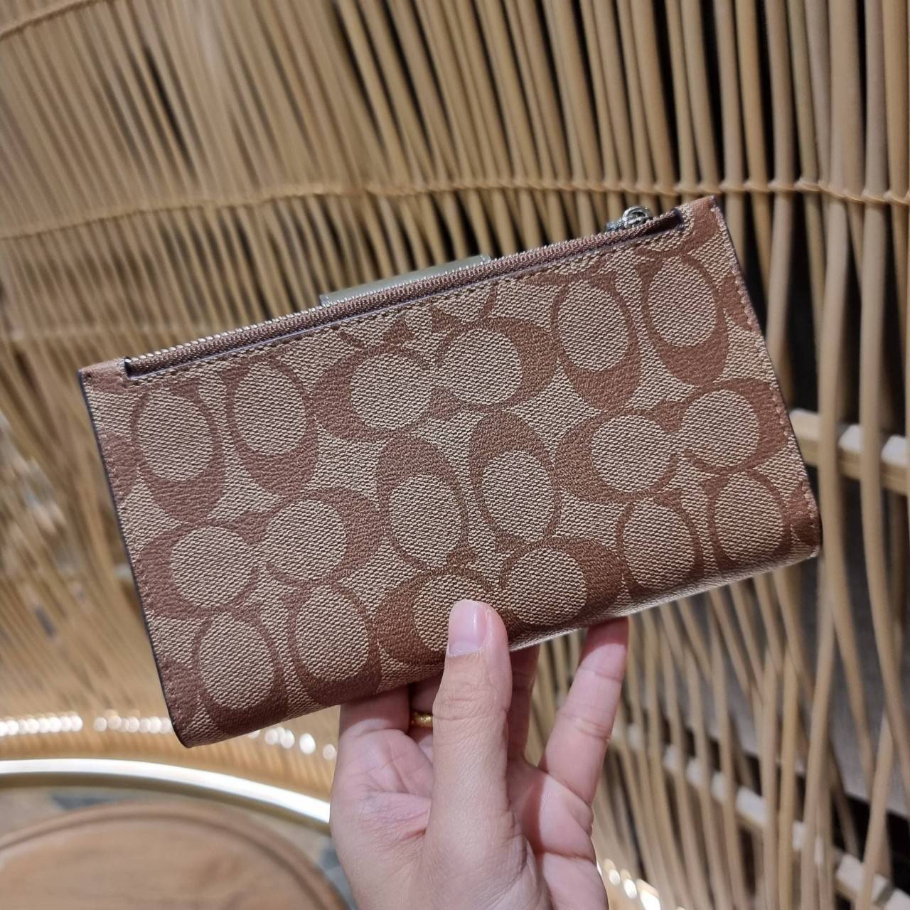 พร้อมส่ง 7 สี COACH C2874 TECH WALLET IN COLORBLOCK SIGNATURE CANVAS จัดให้สีใหม่ก่อนใคร!! ดีไซน์ใหม่ คอลเลคชั่นสวยหรู กระเป๋าสตางค์พร้อมสายคล้องมือ ง่ายต่อชีวิตมากจ้า!! มันดีอะไรเบอร์นี้ ใส่ได้ทั้งบัตร และโทรศัพท์ก็ใส่ได้ทุกรุ่น แถมยังมีช่องซิปแยกไปอีก ช