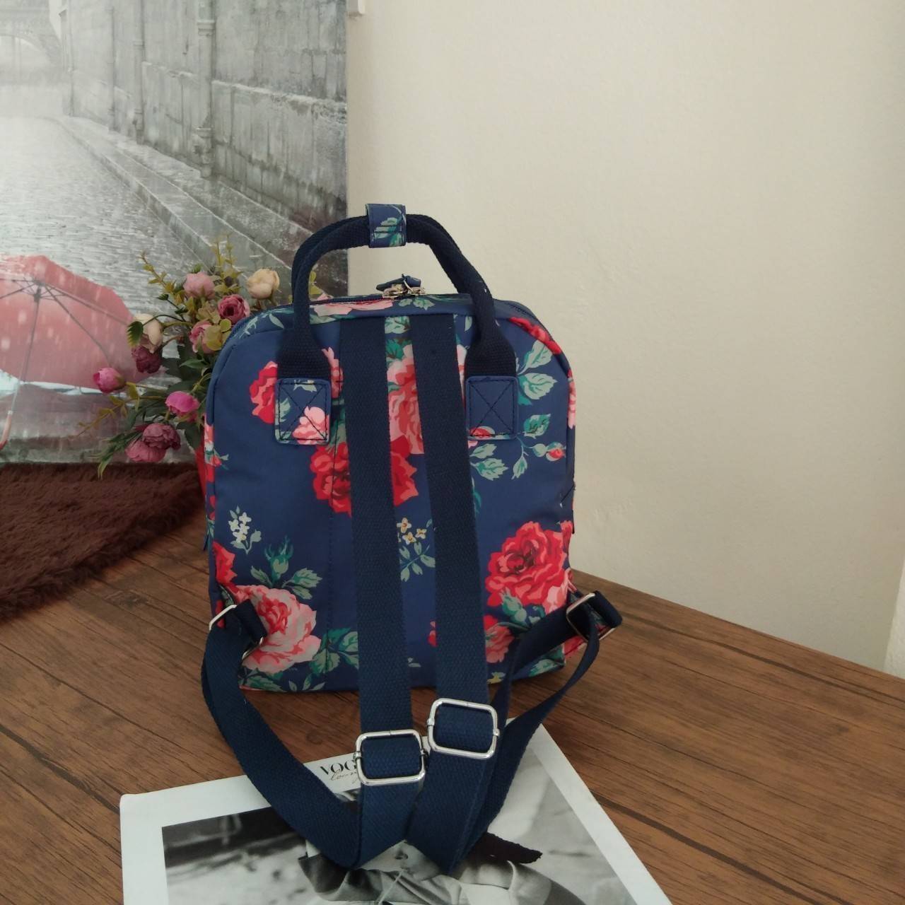 Cath Kidston Mini Backpack Bag กระเป๋าเป้รุ่นมินิ สไตล์วินเทจสุดฮิต วัสดุ Canvas เคลือบ เช็ดทำความสะอาดได้ ภายในมีช่องซิปเล็ก 1 ช่อง เปิด/ปิดกระเป๋าด้วยซิปรอบ ด้านหน้ามีช่องซิปอีก 1 ช่อง ไว้ใส่ของ สวยคุ้มมากค่ะรุ่นนี้