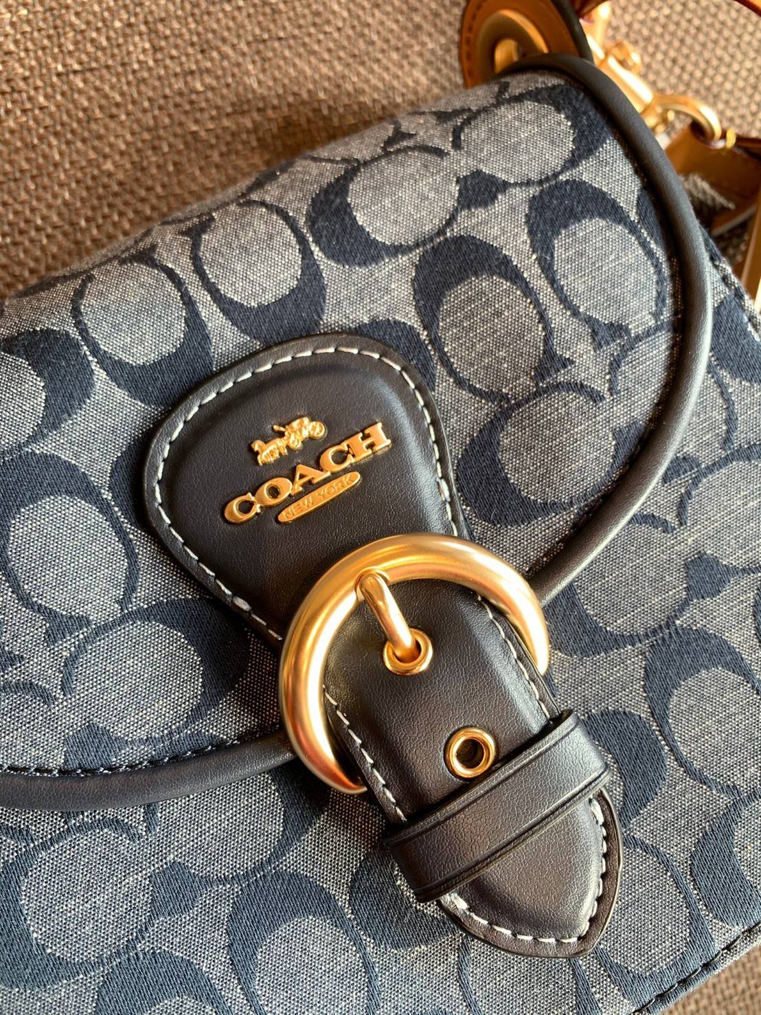 COACH KLEO IN SIGNATURE CHAMBRAY ((C8512)) / Kleo Shoulder Bag 23 In Signature Chambray 📣พร้อมส่งที่ไทย กับคอลเลคชั่นใหม่ล่าสุด ที่คุณต้องมี! สุดคุ้ม! กระเป๋าหิ้ว//ไคล้องไหล่//หรือสะพายข้างได้ วัสดุผ้า Chambray ทอลายแบรนด์ตัดขอบหนังแท้ได้สวยงามค่ะ