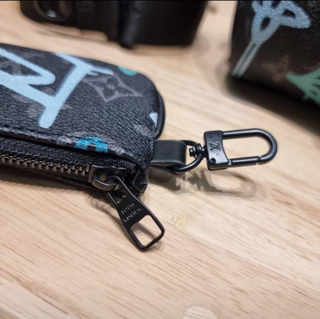 LV KEEPALL BANDOULIERE 25 MONOGRAM OTHER BAG ย่อส่วนความเท่ให้สะดวกกับชีวิตประจำวัน กับกระเป๋าสะพาย ทรงกระเป๋าเดินทางสุดคลาสสิค ด้วยดีเทลความเป็นเอกลักษณ์ เรียบแต่หรู