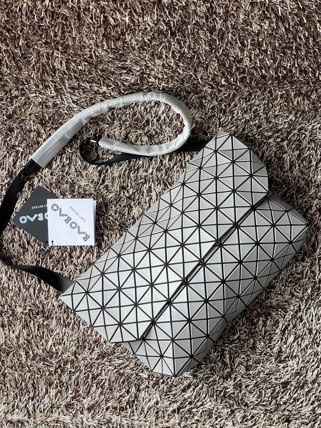 Baobao Issey Miyake Prism Sac ชาวมินิมอลทั้งชายและหญิงต้องถูกใจรุ่นนี้ เพราะ Prism Sac เป็นกระเป๋าแบบ unisex ที่มาพร้อมกับความเรียบง่ายของวัสดุเนื้อแมตต์ แต่ให้ลุคสไตล์เท่แบบคูลๆ โดดเด่นด้วยดีไซน์ที่ออกแบบมาให้ใช้งานที่ง่าย ตอบโจทย์ทุกสถานการณ์ฝาพับแบบเปิ