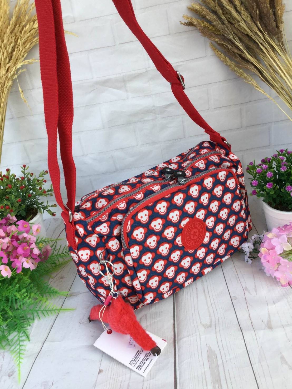 🎄กระเป๋าสะพาย KIPLING รุ่น Reth วัสดุไนล่อนคุณภาพดี มาพร้อมดีไซน์ทันสมัย และสามารถใช้งานได้อย่างดี เข้ากับทุกการแต่งตัว โดดเด่นด้วยพื้นที่ภายในและช่องต่างๆ ที่ให้คุณจัดเก็บของสำคัญได้ครบถ้วน ไม่ว่าจะเป็นมือถือ ปากกา หรือไอเท็มจำเป็นของคุณ สายสามาร