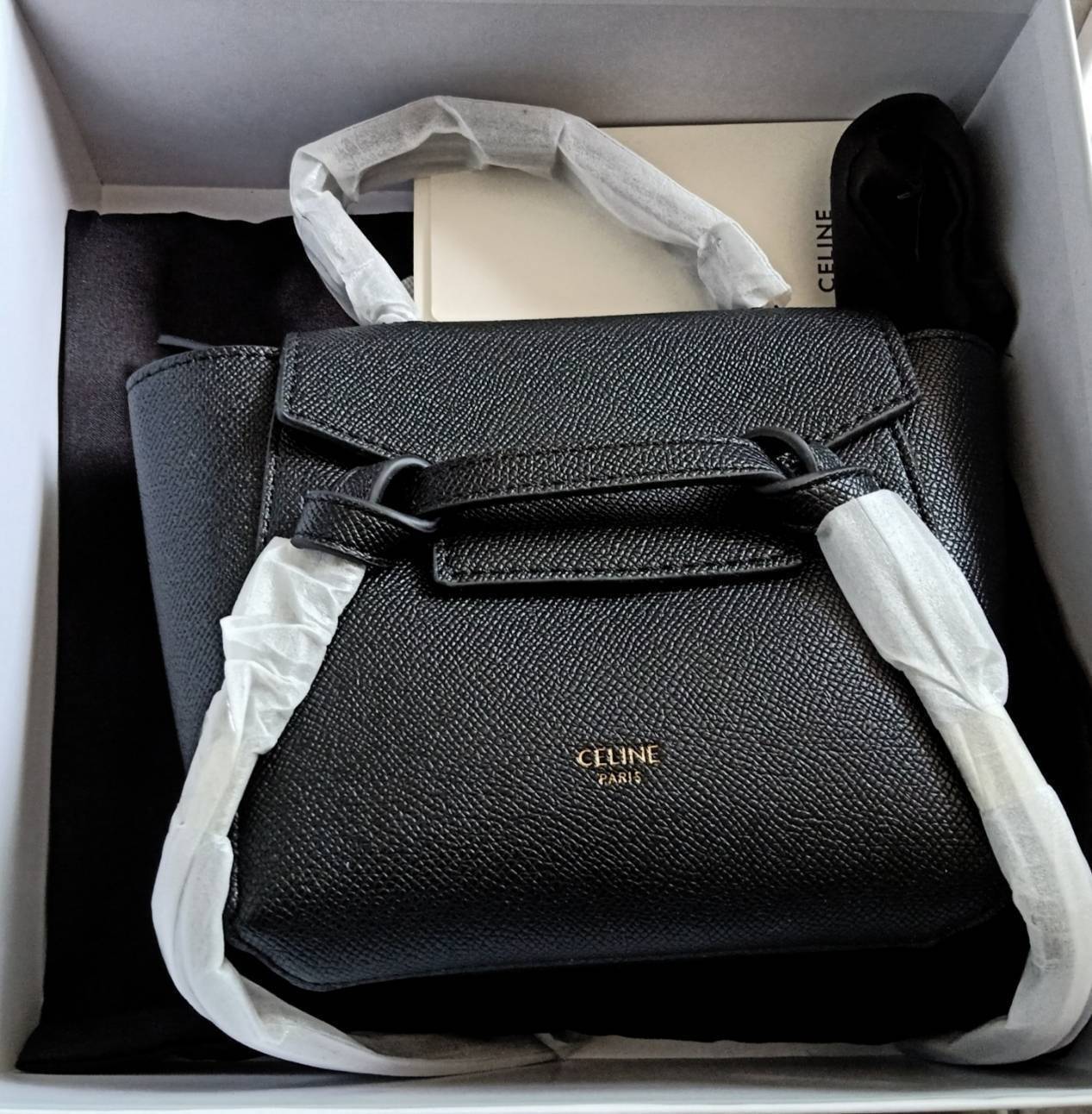 CELINE HANDLE AND CROSSBODY BAG VIP GIFT WITH PURCHASE (GWP) กระเป๋าถือและสะพายพรีเมี่ยมกิ๊ฟ Limited Edition จาก CELINE HAUTE PARFUME DUTYFREE COUNTER หนัง Saffiano ดีไซน์ยอดนิยมหนังสวยอยู่ทรงดูแลรักษาง่าย เปิดปิดด้วยฝาปิด Belt ด้านหน้ามีโลโก้แบรนด์ภายในโ