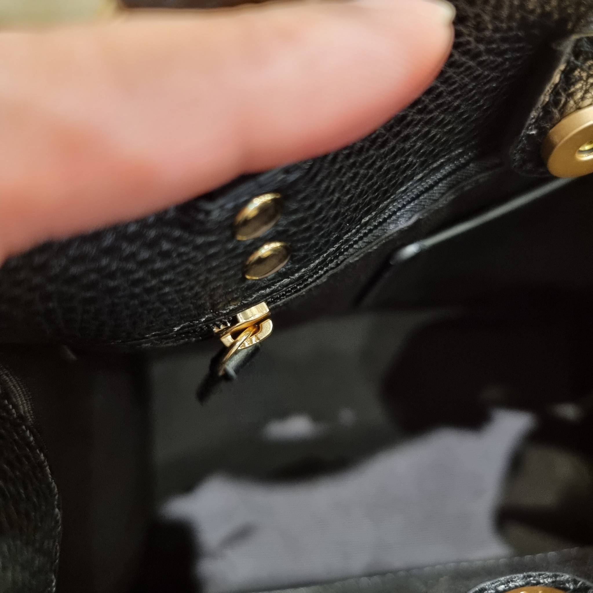 COACH C6988 DEMPSEY TOTE 22 WITH TIGER PRINT ใหม่ล่าสุดน้องเสือนำทรัพย์ 🐯🐯 คอลเลคชั่นฉลองปีเสือต้องมาจ้า กับรุ่นสวยคลาสสิค กระเป๋าทรงโท้ท ขนาดน่ารักน่าใช้มากๆ ดีไซน์พริ้นท์ลายเสือดึงดูดสายตา สวยมีสเน่ห์ที่สุด!! ฟังก์ชั่นการใช้งานสะดวก มีทั