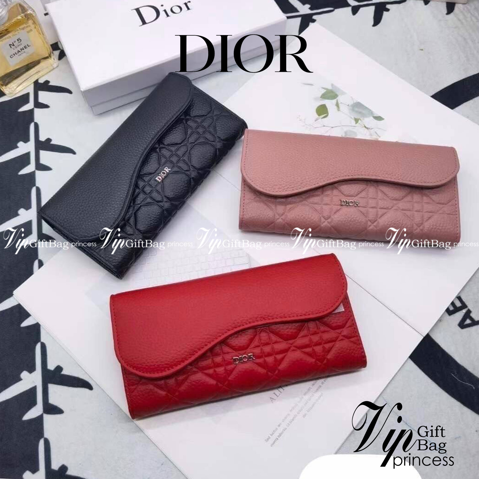 Dior Long Saddle Wallet / Dior Wallet / Dior Long Wallet กระเป๋าสตางค์ใบยาว เปิดหน้าทรงเคิร์ปอานม้า เอกลักษณ์ของความหรู วัสดุหนังแท้ ผสมผสานความสง่างามและคลาสสิกที่เข้ากับยุคสมัย ด้านหน้าโดดเด่นด้วยซิกเนเจอร์แบรนด์ เป็นอีกหนึ่งรุ่นที่ดาราเชเลปใช้กันเยอะมา