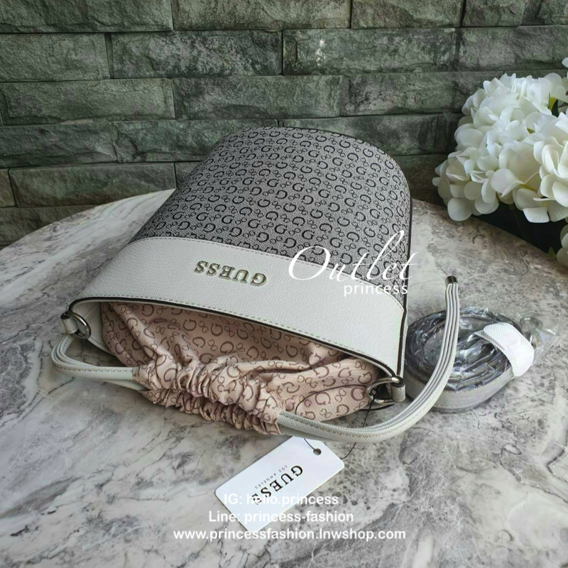 3สี Guess Bucket Bag กระเป๋ารุ่นใหม่ล่าสุด อวดไอเทมแสนเก๋กับกระเป๋าทรงถังสุดน่ารัก พิมพ์ลายรอบใบ วัสดุ Saffiano PU คุณภาพดี นิ่ม น้ำหนักเบา ด้านหน้าประดับด้วยโลโก้แบรนด์สวยโดดเด่น เปิดปิดด้วยเชือกหนังใช้หูรูดปลายเชือกประดับอะไหล่เงินสะดวกใช้ ด้านในโล่งกว้