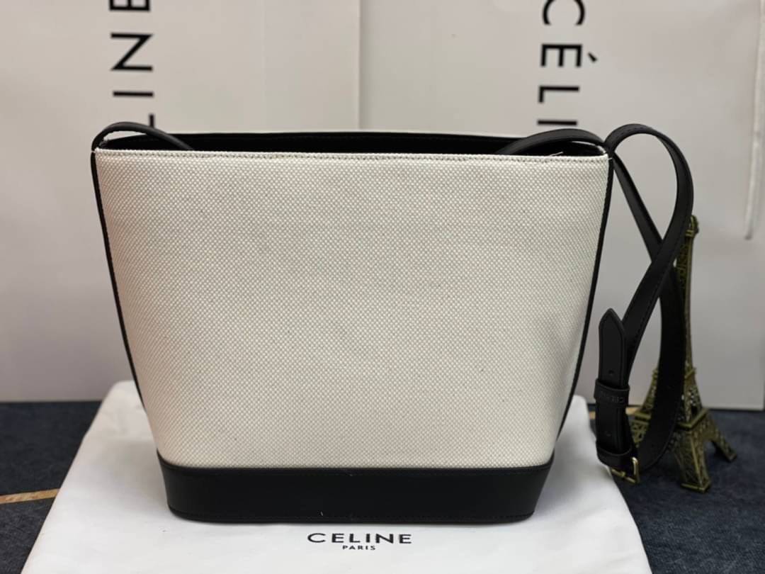 หนังแท้ CELINE SMALL BUCKET CUIR TRIOMPHE IN SMOOTH CALFSKIN / CELINE BUCKET BAG CUIR TRIOMPHE พร้อมส่งที่ไทย คอลเลคชั่นใหม่ ฮิตข้ามปี กับกระเป๋าสะพายทรงถัง ใช้งานง่ายที่สุด สายสะพายในตัว ปรับใช้ได้เลย วัสดุหนังวัว เรียบหรู ผู้ดีไปอีก โดดเด่นด้วยโลโก้เอกล
