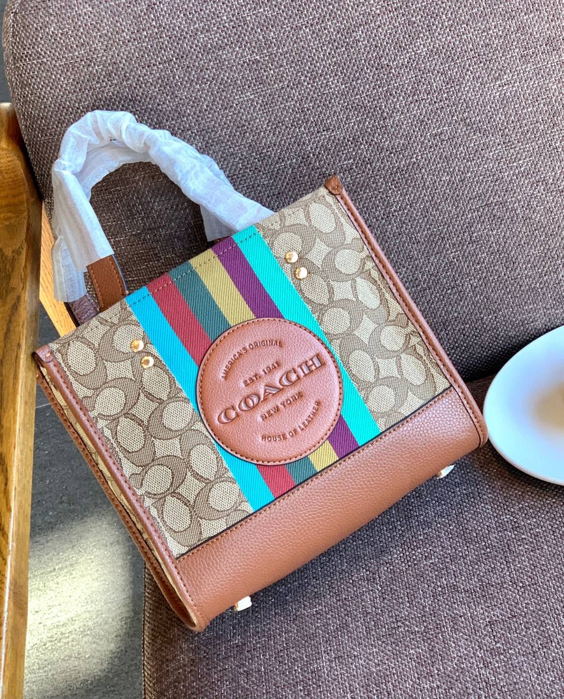 สวยๆอย่างนี้อดใจยังไงไหว!! Coach Dempsey Tote 21 In Signature Jacquard With Stripe And Coach Patch ((C5637)) ✈️พร้อมส่งความสวย! คุณภาพจัดเต็มเลยค่ะ กระเป๋าทรงTote ไซด์กลางๆ วัสดุ Jackquard+หนังแท้ ได้ลงตัวสวยงาม 🔺สีคอลเลคชั่นใหม่ล่าสุด! ด้า