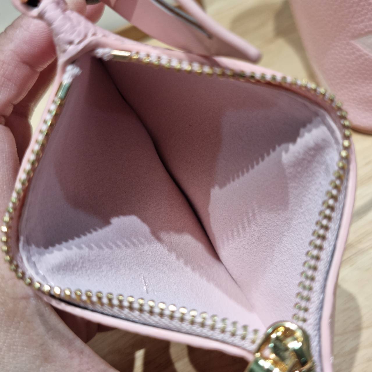 LV All In BB Bag กระเป๋าทรงบัคเก็ตที่มาแรงมากๆตอนนี้ พร้อมสีใหม่ต้อนรับวาเลนไทน์ รูปทรงคลาสสิคสะดวกใช้ ดีไซน์ลูกเล่นสนุกๆ ปรับเปลี่ยนรูปทรงกระเป๋าได้ไม่น่าเบื่อ ด้านข้างตกแต่งพวงหนังห้อยพร้อมกุญแจ