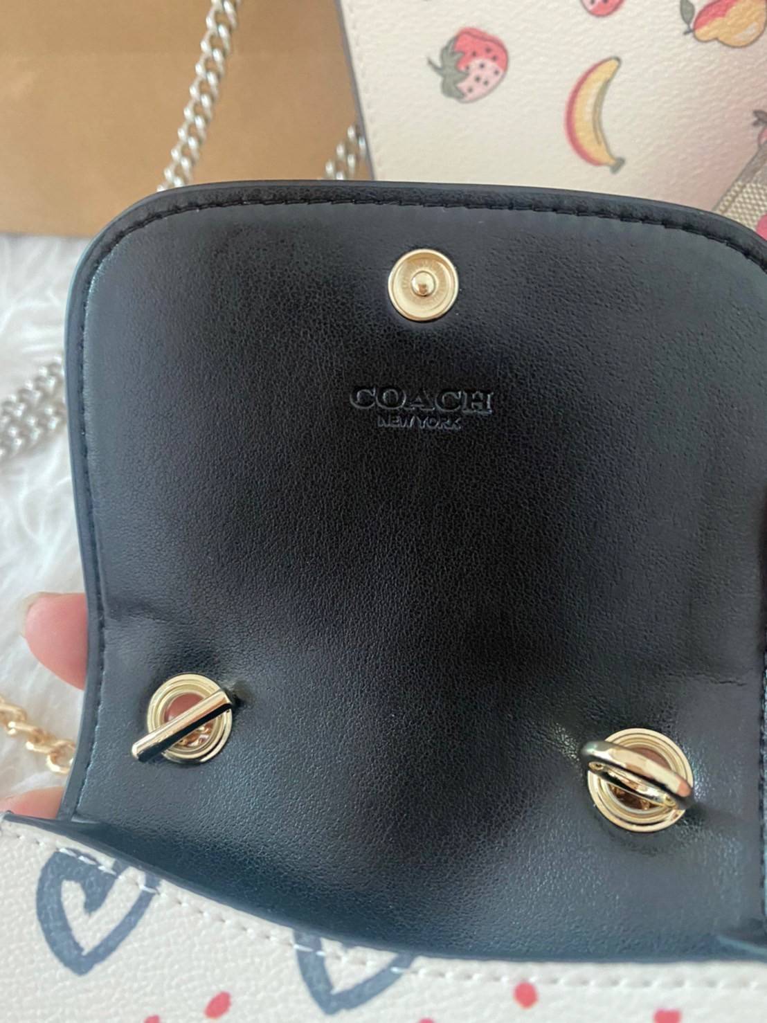 COACH NORTH/SOUTH CROSSBODY IN SIGNATURE CANVAS แจกความสดใสกันอีกครั้ง!! กับกระเป๋าสะพายเอนกประสงค์ Case phone ใส่โทรศัพท์มือถือได้ทุกรุ่น ดีไซน์ลายผลไม้ฉ่ำๆ สวยมีเสน่ห์ 💖 วัสดุหนังแคนวาสคุณภาพ ฝาและภายในเป็นหนังแท้ เปิด-ปิดด้วยกระดุม สายสะพายยาวป