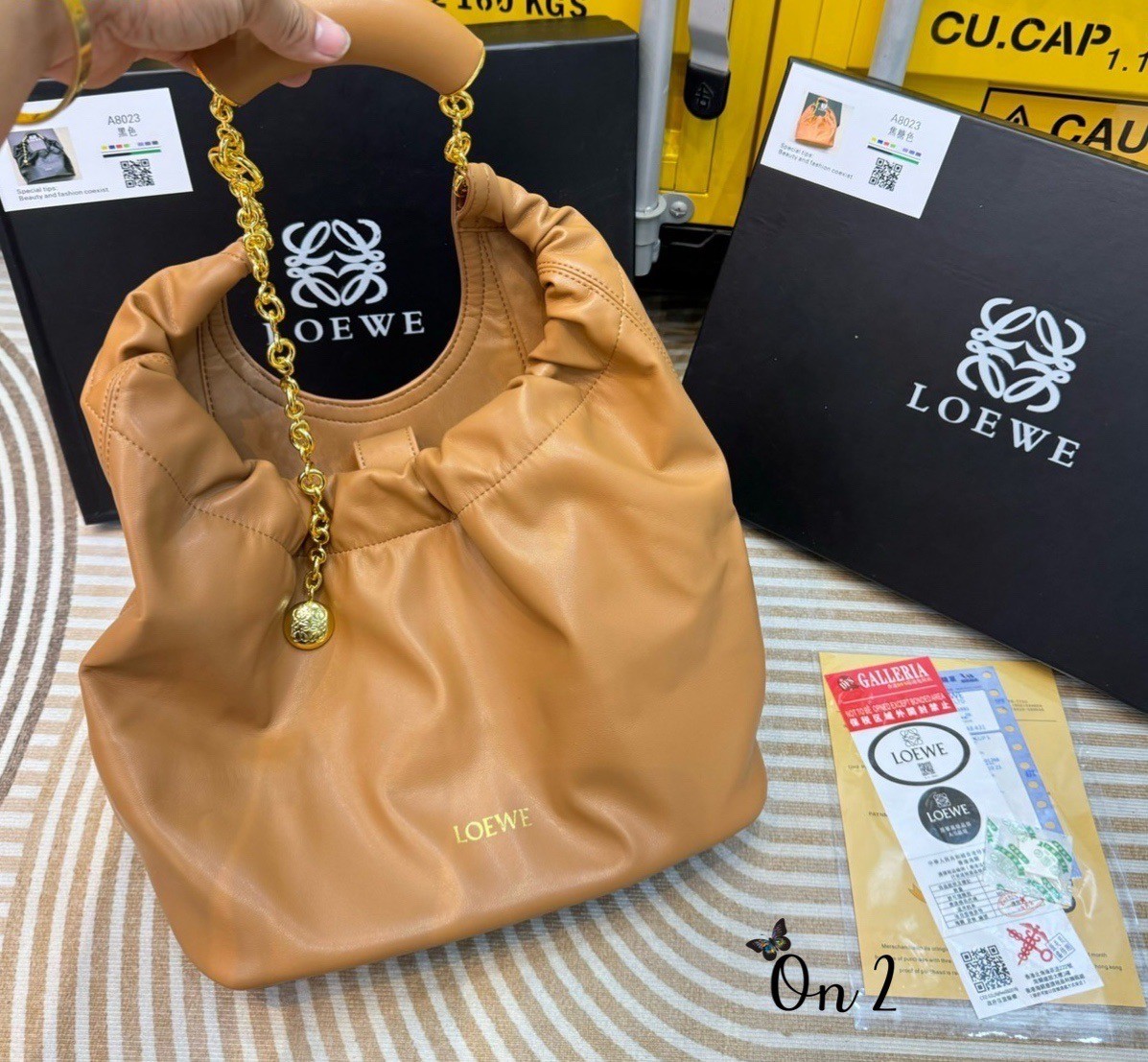 LOEWE Medium Squeeze bag in nappa กระเป๋าสะพายคอลใหม่ ดีไซน์เก๋เรียบหรูงานสวยทั้งภายนอกและภายใน ขึ้นแบบจากงานจริง เป๊ะสุด ปั้มทุกจุด งานจริงสวยทุกมุมเป๊ะปังมากค่ะ