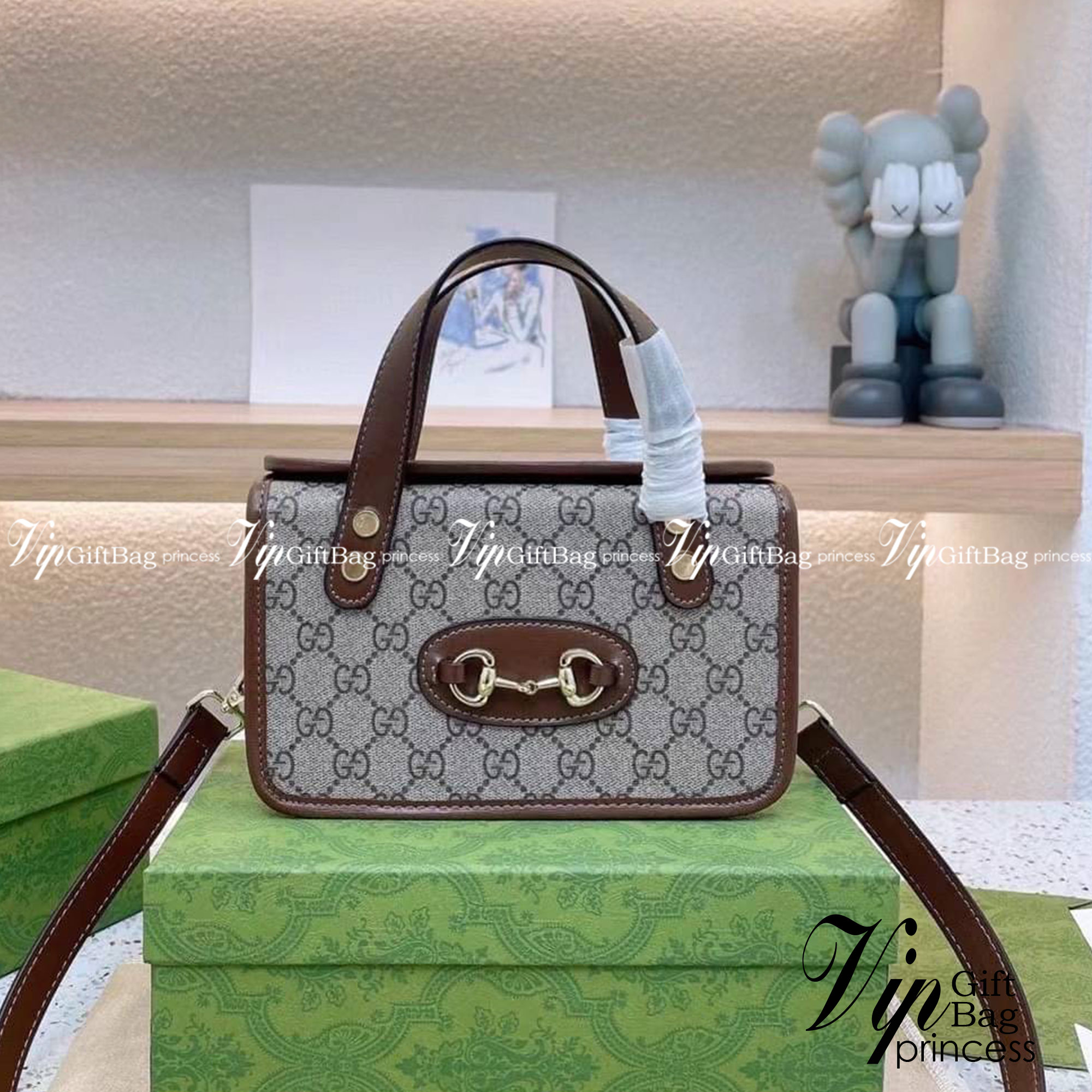 Gucci Horsebit 1955 mini top handle bag กระเป๋าทรงกล่องคอลเลคชั่นใหม่ล่าสุด ดาราเซเลปใช้กันเพียบ ดีไซน์สวย เชื่อได้เลยใบนี้สาวๆต้องหลงรัก จนวางไม่ลงเลยน้า ภาพถ่ายจากงานขายจริง ใช้งานต่างประเทศได้
