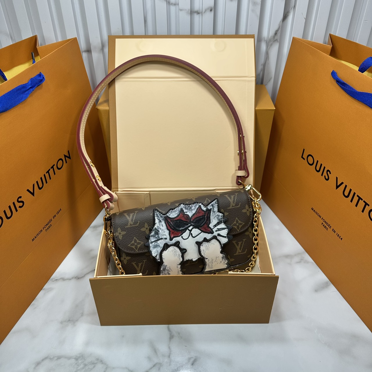 ORI หนังแท้ | LV Ivy chain wallet love of cats กระเป๋าสะพายไอวี่ดีไซน์กระเป๋าสตางค์ โดดเด่นด้วยการตกแต่งภาพประกอบแสนสดใสที่วาดมือลายน้องแมว พร้อมช่องใส่บัตร สายสะพายหนังและโซ่ถอดได้