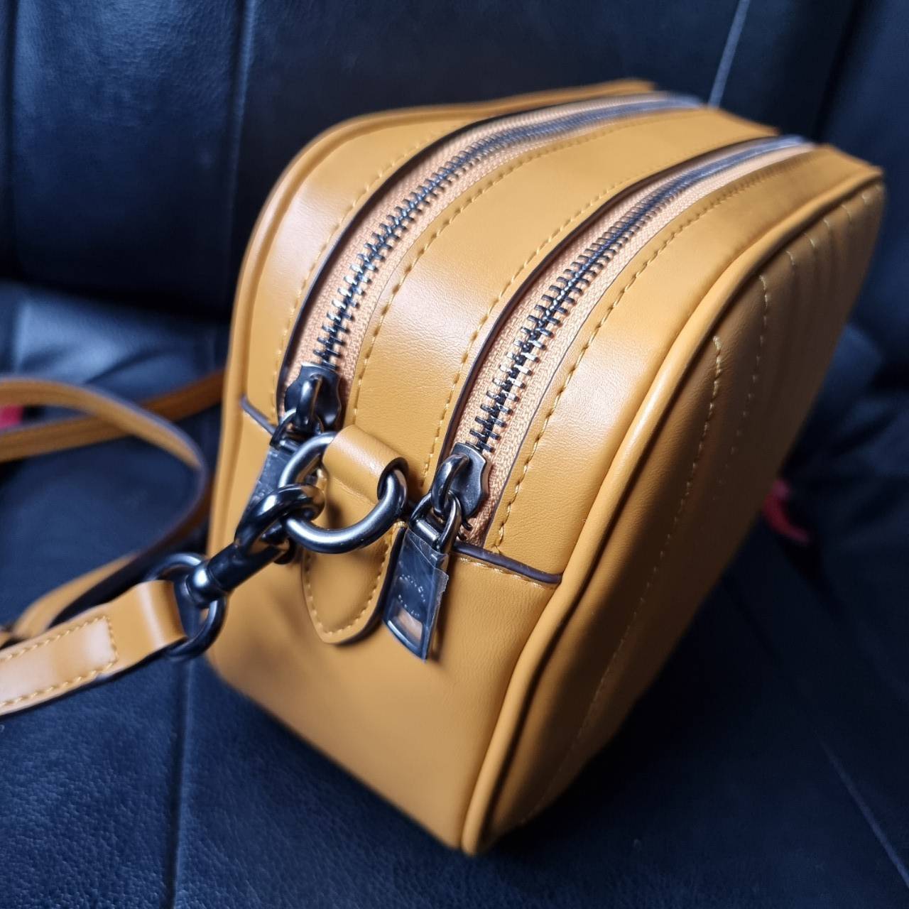 COACH C1569 JES CROSSBODY WITH LINEAR QUILTING ใหม่ล่าสุด!! กระเป๋าสะพายข้าง รุ่น 2 ซิป ใบใหญ่จุใจ ดีไซน์ใหม่ เพิ่มลูกเล่นให้ดูหรูหรายิ่งขึ้น วัสดุหนังสังเคราะห์บุเป็นลายเส้นสวยงาม เปิด-ปิดด้วยซิป 2 ช่องหลัก ใช้งานง่าย ทรงสวยมากๆรุ่นนี้ มาพร้อมสายสะพาย cr