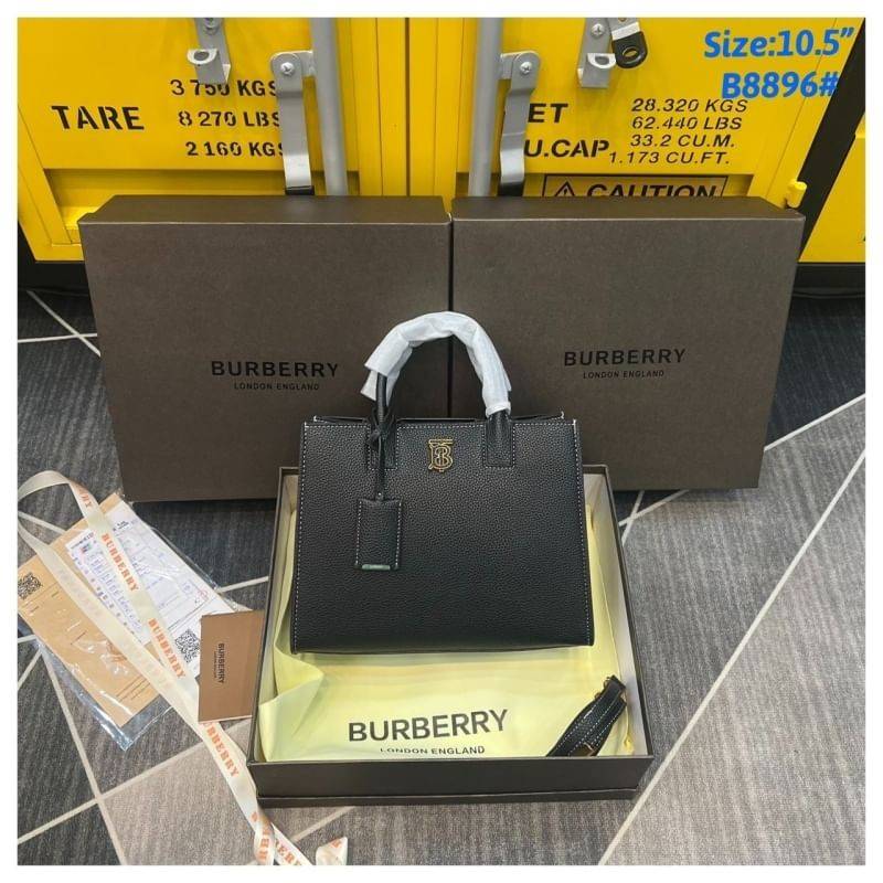 Burberry Small Frances Tote Bag / Burberry Tote Bag สวยหรูดูดีเกินต้าน กับกระเป๋าถือทรงสวย ดีไซน์ผู้ดีเรียบหรู ถือขับผิวไปเลยทุกสี สวยคม มาพร้อมหูจับในตัว พร้อมสายสะพายยาว งานจริงดีงาม สาวๆได้ไปรับรองประทับใจแน่นอนจ้า