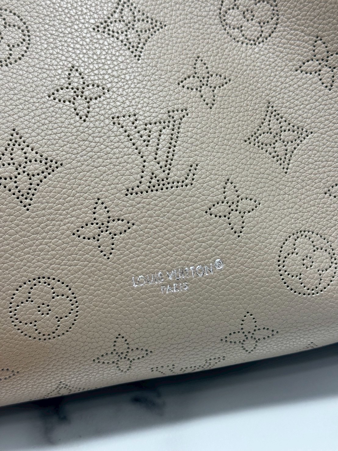 ORI หนังแท้ | LV Boundless Bag กระเป๋าสะพายทรงโท้ทใบใหญ่ ฉลุลายโมโนแกรมเต็มใบ สวยสุดคลาสสิก โทนสีเรียบง่ายใช้งานง่าย หรูหรามีระดับเหนือกาลเวลา