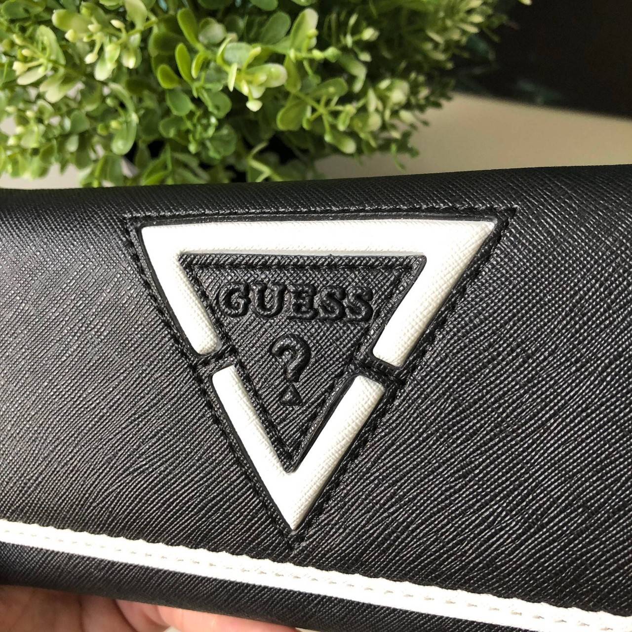 Guess long wallet กระเป๋าสตางค์ใบยาว หนังลาย saffiano ภายในมีช่องใส่ธนบัตร, บัตร, ช่องใส่รูป และช่องซิปใส่เหรียญด้านหลังค่ะ