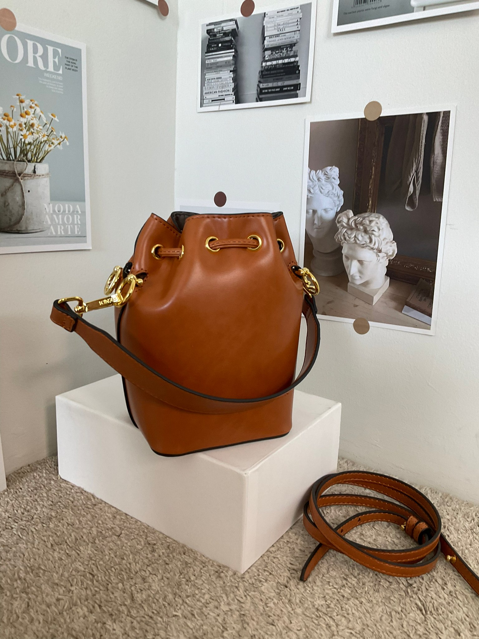 FENDI MON TRESOR MINI LEATHER BUCKET IN BROWN ทรงขนมจีบสุดฮิต! เปิดปิดด้วยตัวเปิดแบบรูด ภายในมีช่องใส่ของหลัก ใส่กระเป๋าสตางค์กลาง + มือถือได้ ทรงนี้กำลังมาแรงมาก อะไหล่ทอง มีสายให้สองแบบ ปรับเปลี่ยนลุคได้ง่าย พร้อมส่งที่ไทยราคาสุดคุ้มห้ามพลาดค่ะ!