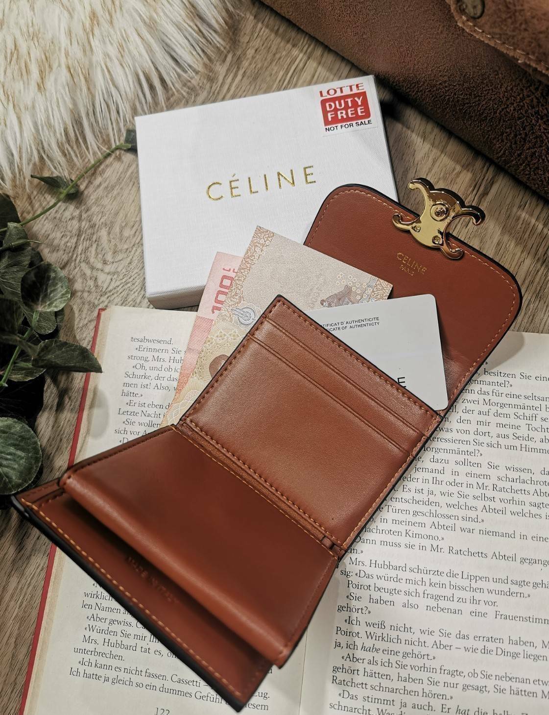 CELINE SHORT WALLET VIP GIFT WITH PURCHASE (GWP) พรีเมี่ยมกิ๊ฟ Limited จาก CELINE HAUTE PARFUME DUTYFREE COUNTER วัสดุ Triomphe Canvas หนังสวยอยู่ทรงปั้มโลโก้ด้านหน้าเปิดปิดฝาพับกระดุม ภายในมีช่องแบ่งหลายช่อง มีช่องใส่บัตรหลายช่อง ช่องใส่เหรียญ ช่องใส่ธนบ