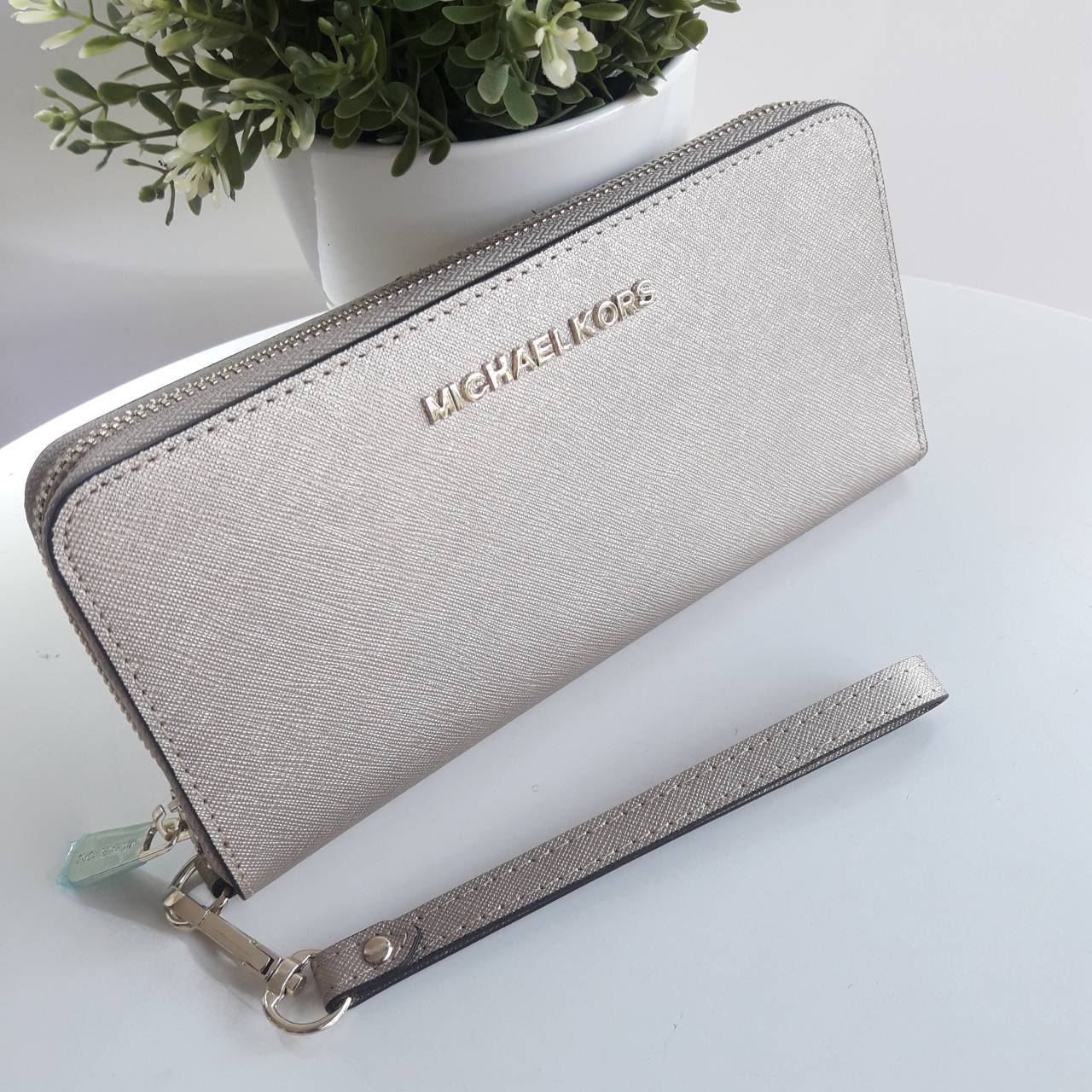 Best seller! งานขายดี รุ่นใหม่คะ Michael kors saffiano Wallet กระเป๋าสตางค์ใบยาว หนัง Saffiano ซิปรอบ สวยหรู มาก อะไหล่ปั้มโลโก้แบรนด์ ด้านในมีช่องใส่บัตร เยอะม้ากกก อีกด้านมีช่องแบงค์+ซิปใส่เหรียญ จุของได้เยอะจริงๆคะ ใส่ iphone 6+ ได้ สวยหรูดูดี อุปกรณ์ค