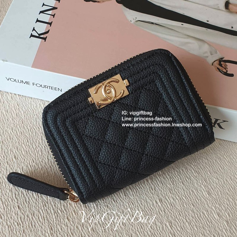 กระเป๋าสตางค์ใบสั้น แนะนำรุ่นนี้คะ งานพรีเมี่ยมกิ้ฟท์จากเค้าเตอร์ต่างประเทศ **ทรงสวยหรู หนังสัมผัสลายด้าน จากแบรนด์ CHANEL (GWP) ด้านหน้ามีโลโก้แบรนด์ CC สีทองหรู **อะไหล่สีทองทั้งใบ เปิดปิดด้วยซิปมีที่จับหนัง ปั้มป้าย MADE IN ITALY 🇮🇹 ด้า