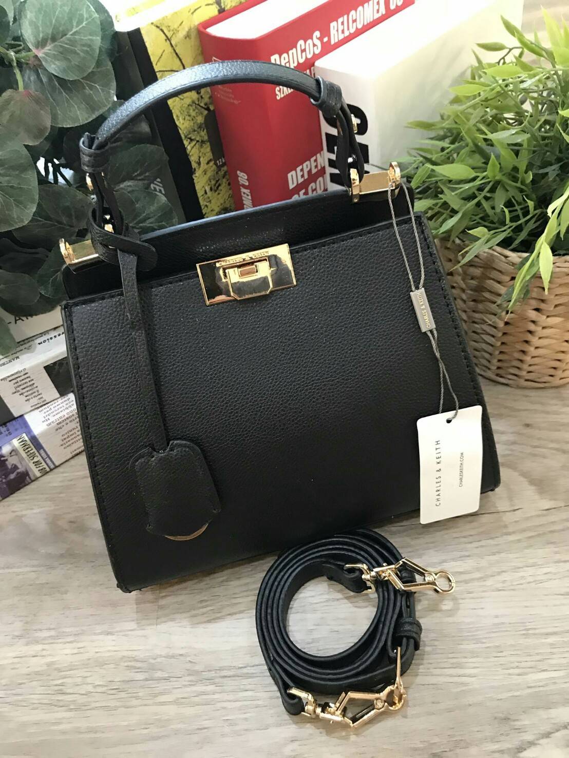 CHARLES & KEITH ANGULAR PUSH-LOCK HANDBAG 2018 กระเป๋าถือหรือสะพายคอลเลคชั่นใหม่ หนังสวยอยู่ทรง ขนาดกำลังดี น้ำหนักเบา มาพร้อมTag ห้อยที่หูกระเป๋า หูจับถนัดมือ สายสะพายยาวถอดได้ ปรับระดับได้ เปิดปิดด้วยตัวล็อคพับอะไหล่ทองปั๊มโลโก้ ภายในกว้างสามารถใส่กระเป