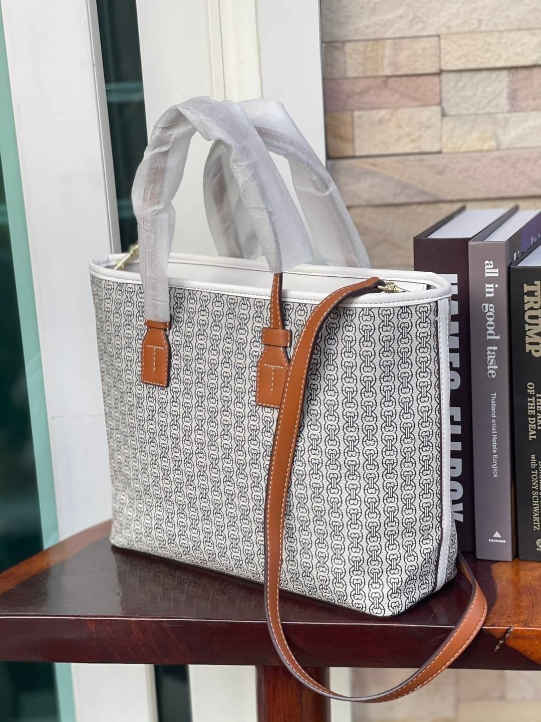 Tory burch Gemini Canvas Applique Small Tote Bag กระเป๋าสุดปังจากทอรี่ เบริช์(Tory Burch) อย่างเจมิไนลิงค์ ในทรง tote bag มีเอกลักษณ์โดดเด่นที่ลายทางตรงกลาง มีการพิมพ์แพทเทิรน์โซ่แบบเรียบหรู เพิ่มความน่ารักจากดอกเดรซี่ที่ถูกจัดวางให้ดูมีสีสัน มีสายสะพายให
