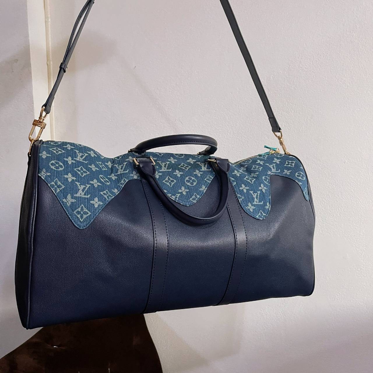 หนังแท้ LOUIS VUITTON KEEPALL กระเป๋าใบใหญ่จุใจ ใส่สัมภาระขึ้นเครื่องเดินทางได้ หูจับแข็งแรง สายสะพายยาวถอดออกได้ สะพายไหล่หรือ Crossbody ก็ดูดี ใช้ได้ทั้งชายหญิง ภาพถ่ายสินค้าจริง ไอเท็มนี้สวยน่าใช้สุดคุ้มมากๆ ห้ามพลาดเลยค่ะ! ราคานี้ถือว่าคุ้มมากค่า