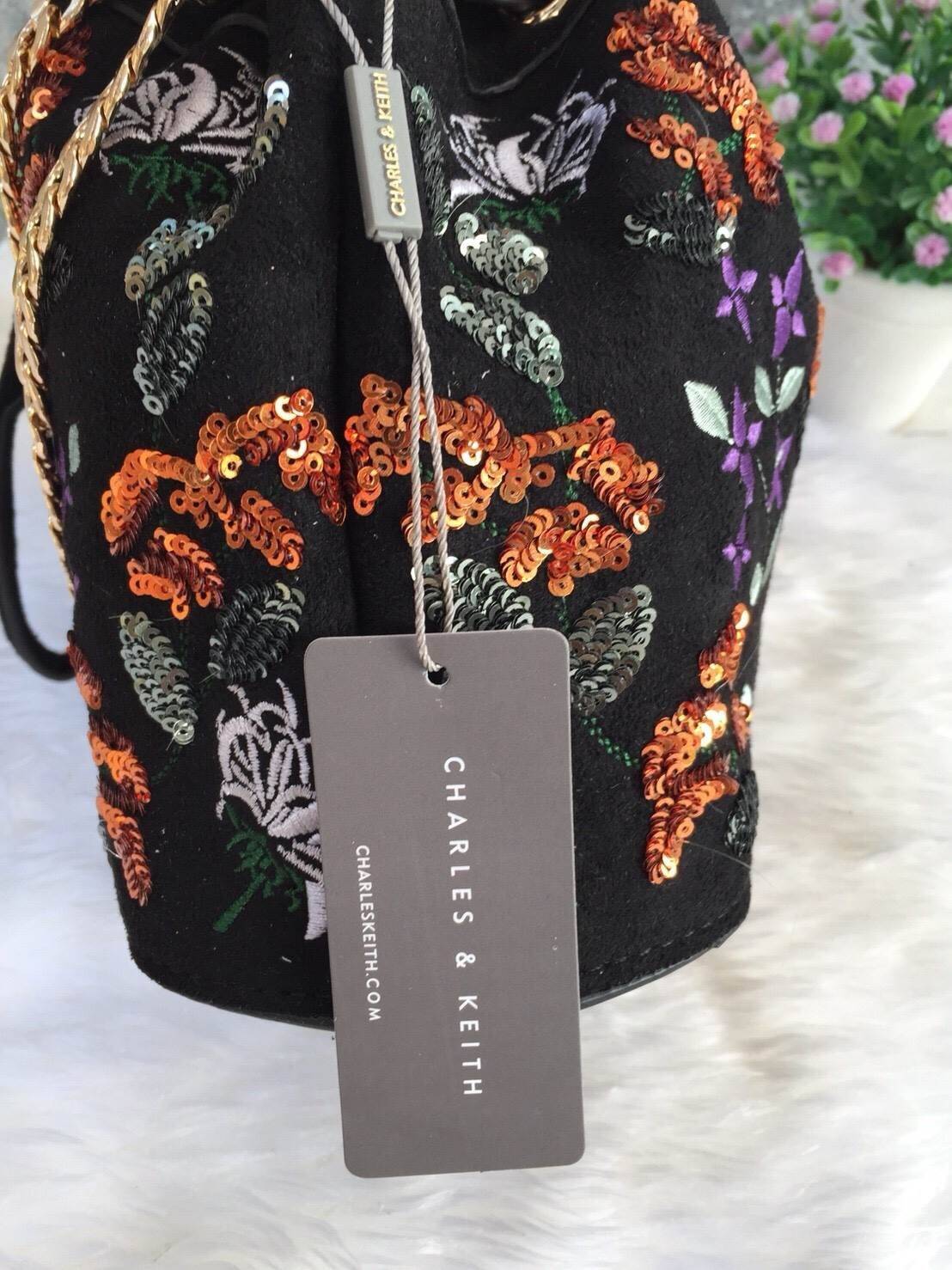 New! 2018 CHARLES & KEITH EMBELLISHED DRAWSTRING BAG กระเป๋าหนังสักลาด ทรงหูรูด ปักลายดอกไม้ ลายกริตเตอร์ สีสันน่ารัก อยู่ทรงแข็ง สะพายด้วยสายโซ่สีทอง ขนาดกำลังดี สะพายไปเที่ยวดูสดใส น่ารักแนะนำเลยค่ะ