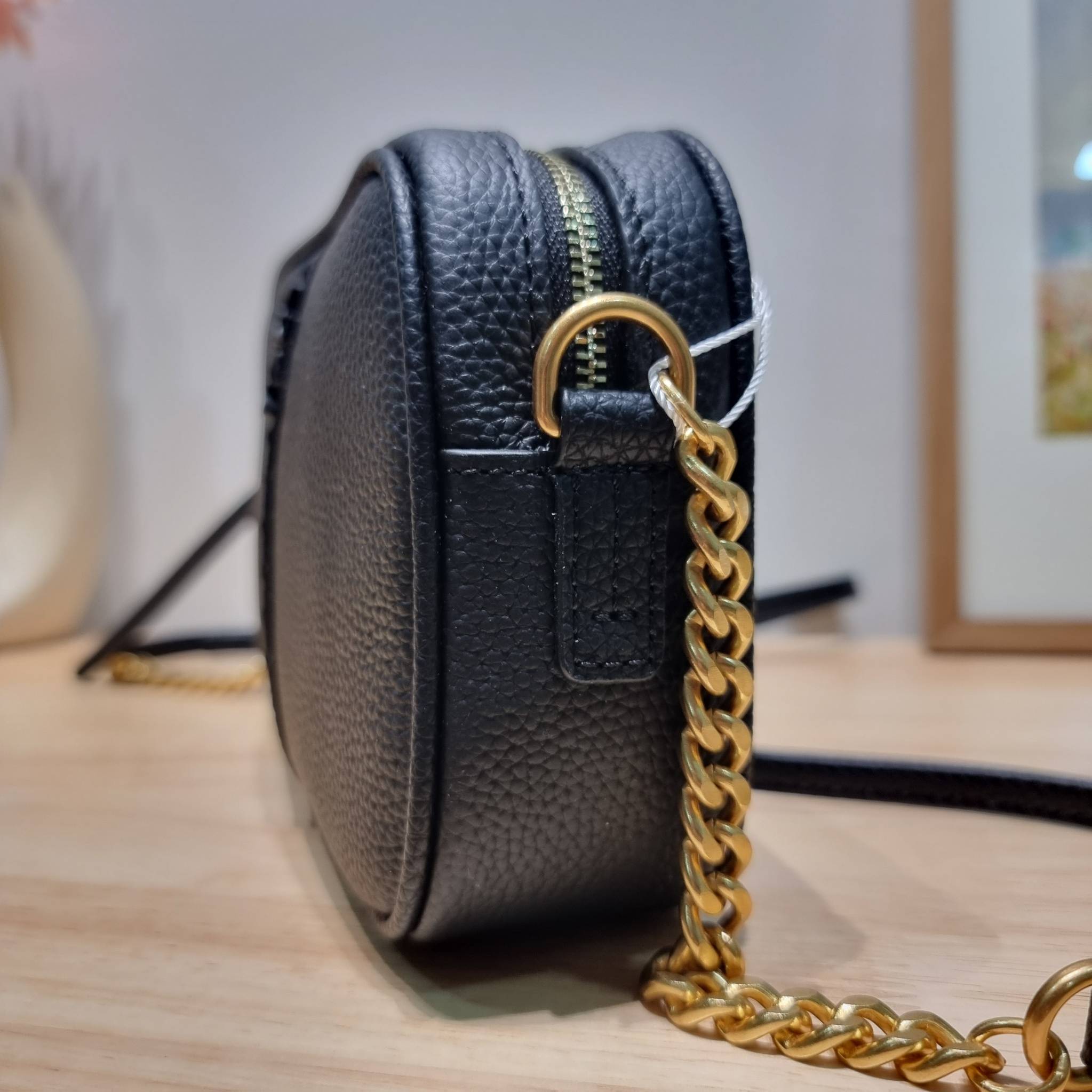 TORY BURCH MCGRAW CAMERA BAG ใหม่จากคอลเลคชั่นสุดคลาสสิค กับกระเป๋าสะพายข้าง ทรงกล่องไซส์กะทัดรัด น้ำหนักเบา ใช้งานง่ายด้วยซิปรูดเปิดปิด แมทช์ได้กับทุกสไตล์การแต่งตัว